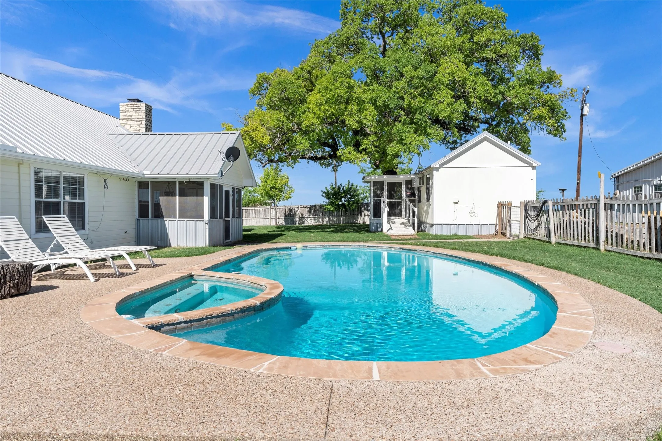 Single Family Residence For Sale in Hood County , 13122 Lipan Highway, Lipan, Texas 76462, 3 Bedroom, 2 Bathroom, 2 Garage spaces, 2,351 Sqft, built in 1991, mls#21290478, Real Estate Agent in Lipan, Homes For Sale in Hood county, Homes For Sale in Lipan, Realtor in Lipan Texas, Real Estate Brokerage Independent Realty Texas, Luminita Cordes Realtor