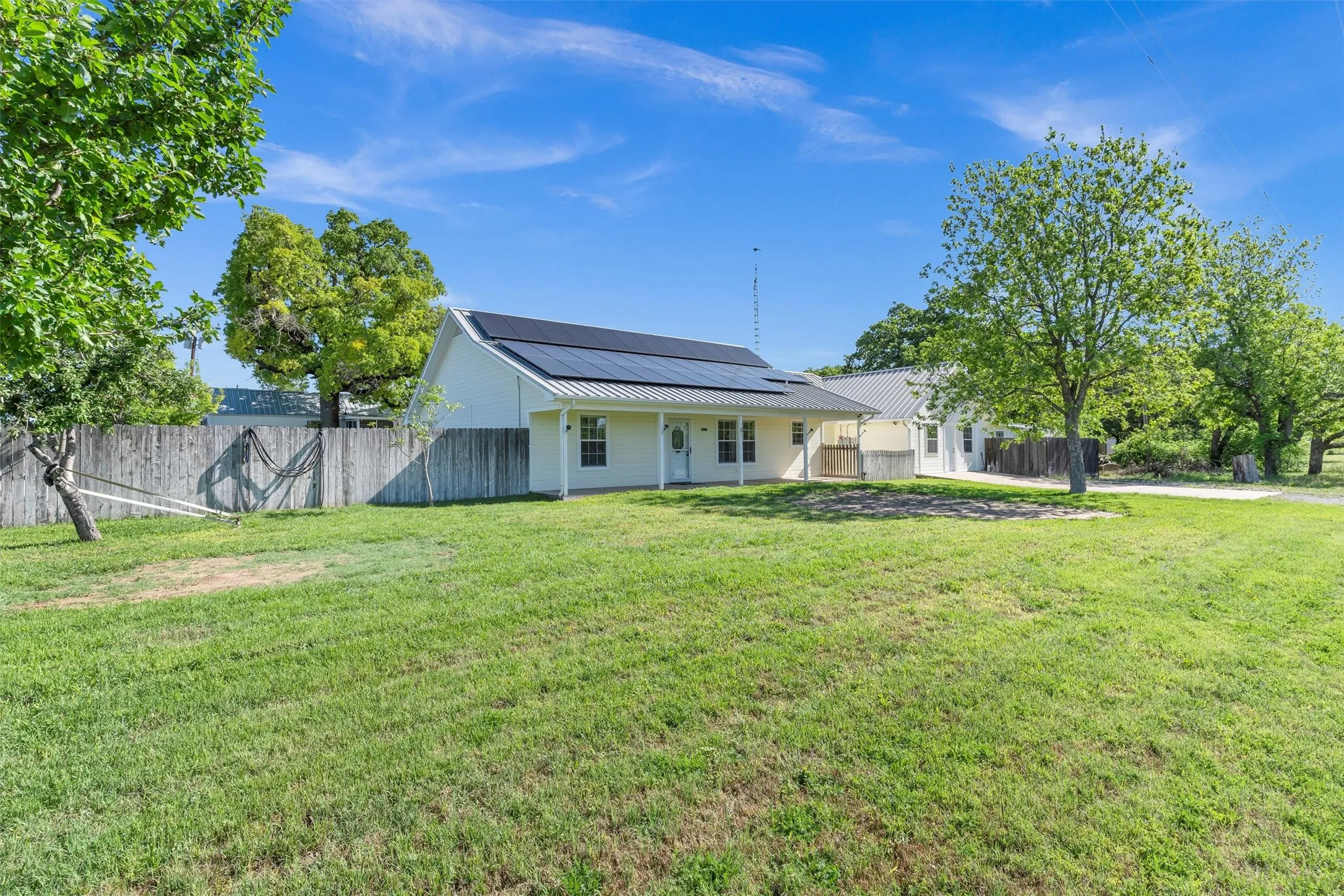 Single Family Residence For Sale in Hood County , 13122 Lipan Highway, Lipan, Texas 76462, 3 Bedroom, 2 Bathroom, 2 Garage spaces, 2,351 Sqft, built in 1991, mls#21290478, Real Estate Agent in Lipan, Homes For Sale in Hood county, Homes For Sale in Lipan, Realtor in Lipan Texas, Real Estate Brokerage Independent Realty Texas, Luminita Cordes Realtor