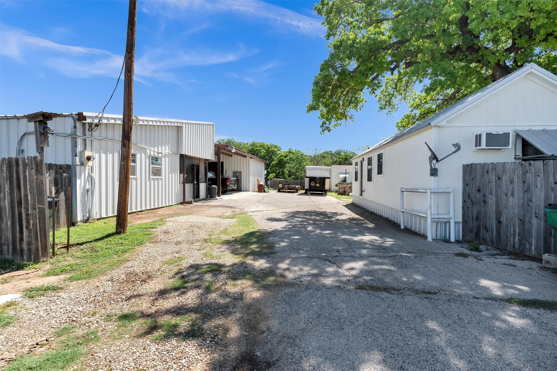 Single Family Residence For Sale in Hood County , 13122 Lipan Highway, Lipan, Texas 76462, 3 Bedroom, 2 Bathroom, 2 Garage spaces, 2,351 Sqft, built in 1991, mls#21290478, Real Estate Agent in Lipan, Homes For Sale in Hood county, Homes For Sale in Lipan, Realtor in Lipan Texas, Real Estate Brokerage Independent Realty Texas, Luminita Cordes Realtor
