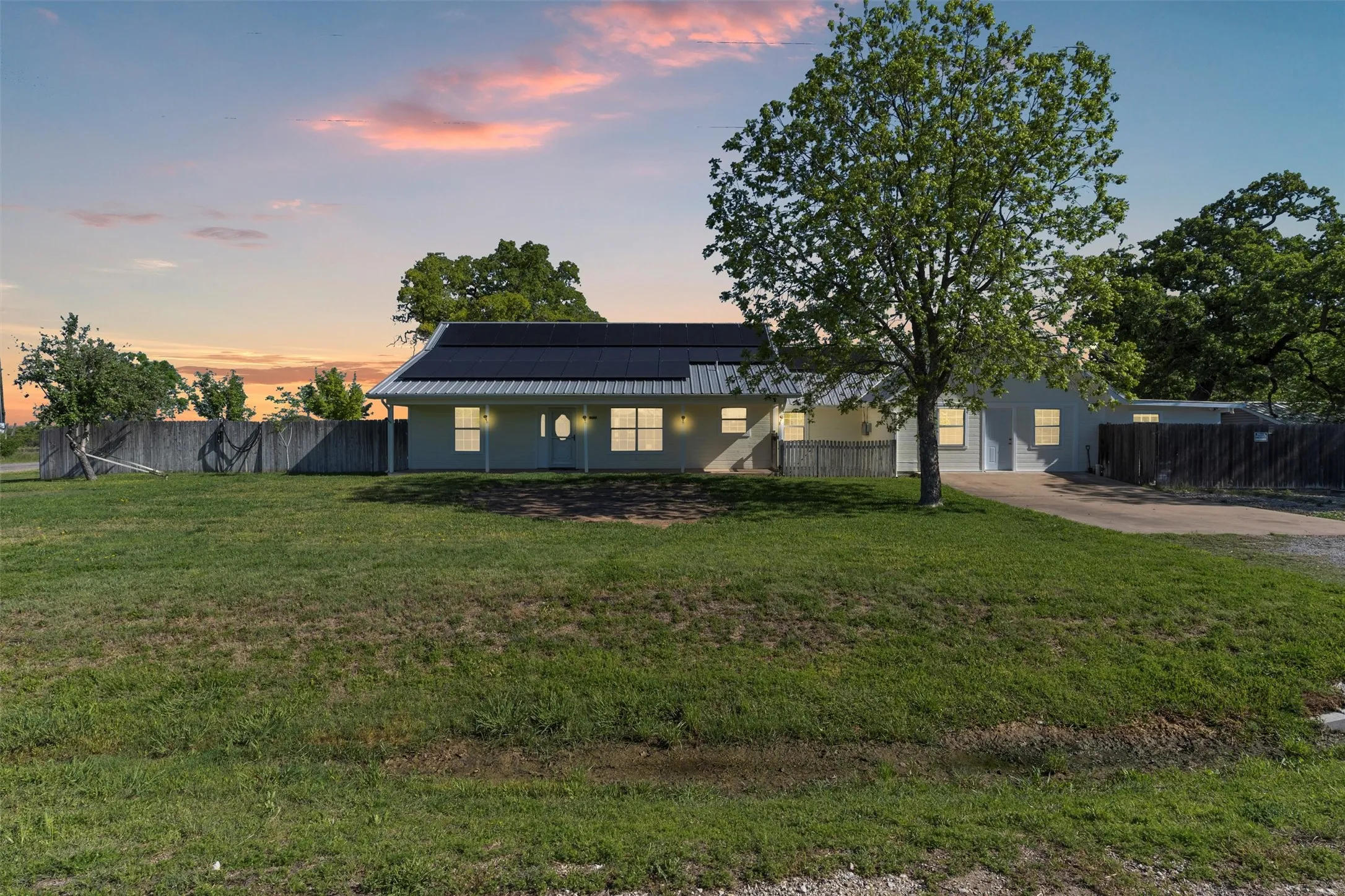 Single Family Residence For Sale in Hood County , 13122 Lipan Highway, Lipan, Texas 76462, 3 Bedroom, 2 Bathroom, 2 Garage spaces, 2,351 Sqft, built in 1991, mls#21290478, Real Estate Agent in Lipan, Homes For Sale in Hood county, Homes For Sale in Lipan, Realtor in Lipan Texas, Real Estate Brokerage Independent Realty Texas, Luminita Cordes Realtor