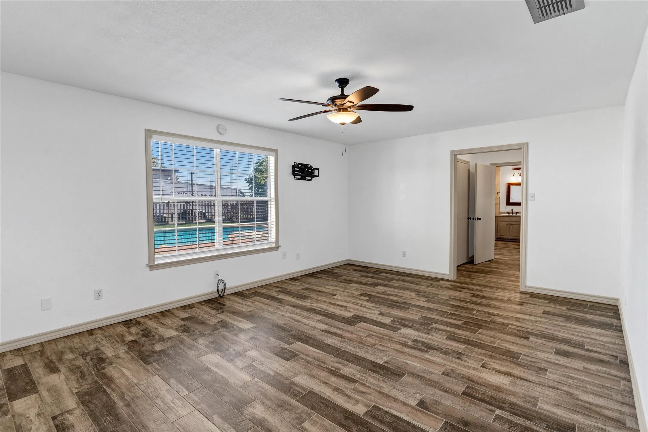 Single Family Residence For Sale in Hood County , 13122 Lipan Highway, Lipan, Texas 76462, 3 Bedroom, 2 Bathroom, 2 Garage spaces, 2,351 Sqft, built in 1991, mls#21290478, Real Estate Agent in Lipan, Homes For Sale in Hood county, Homes For Sale in Lipan, Realtor in Lipan Texas, Real Estate Brokerage Independent Realty Texas, Luminita Cordes Realtor