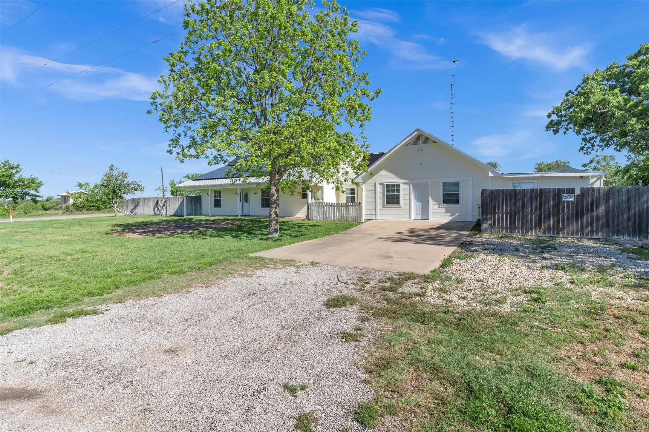 Single Family Residence For Sale in Hood County , 13122 Lipan Highway, Lipan, Texas 76462, 3 Bedroom, 2 Bathroom, 2 Garage spaces, 2,351 Sqft, built in 1991, mls#21290478, Real Estate Agent in Lipan, Homes For Sale in Hood county, Homes For Sale in Lipan, Realtor in Lipan Texas, Real Estate Brokerage Independent Realty Texas, Luminita Cordes Realtor