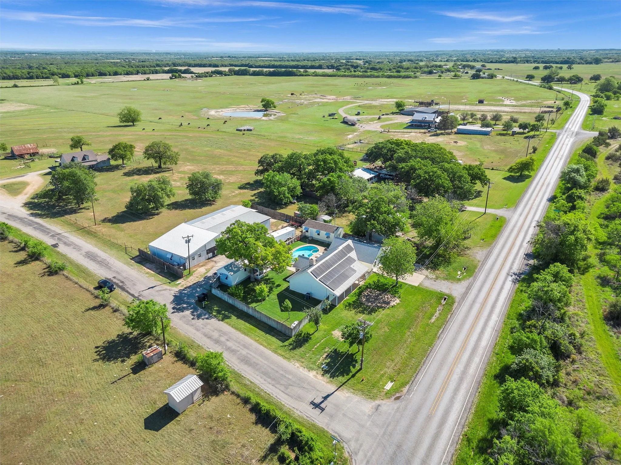Single Family Residence For Sale in Hood County , 13122 Lipan Highway, Lipan, Texas 76462, 3 Bedroom, 2 Bathroom, 2 Garage spaces, 2,351 Sqft, built in 1991, mls#21290478, Real Estate Agent in Lipan, Homes For Sale in Hood county, Homes For Sale in Lipan, Realtor in Lipan Texas, Real Estate Brokerage Independent Realty Texas, Luminita Cordes Realtor