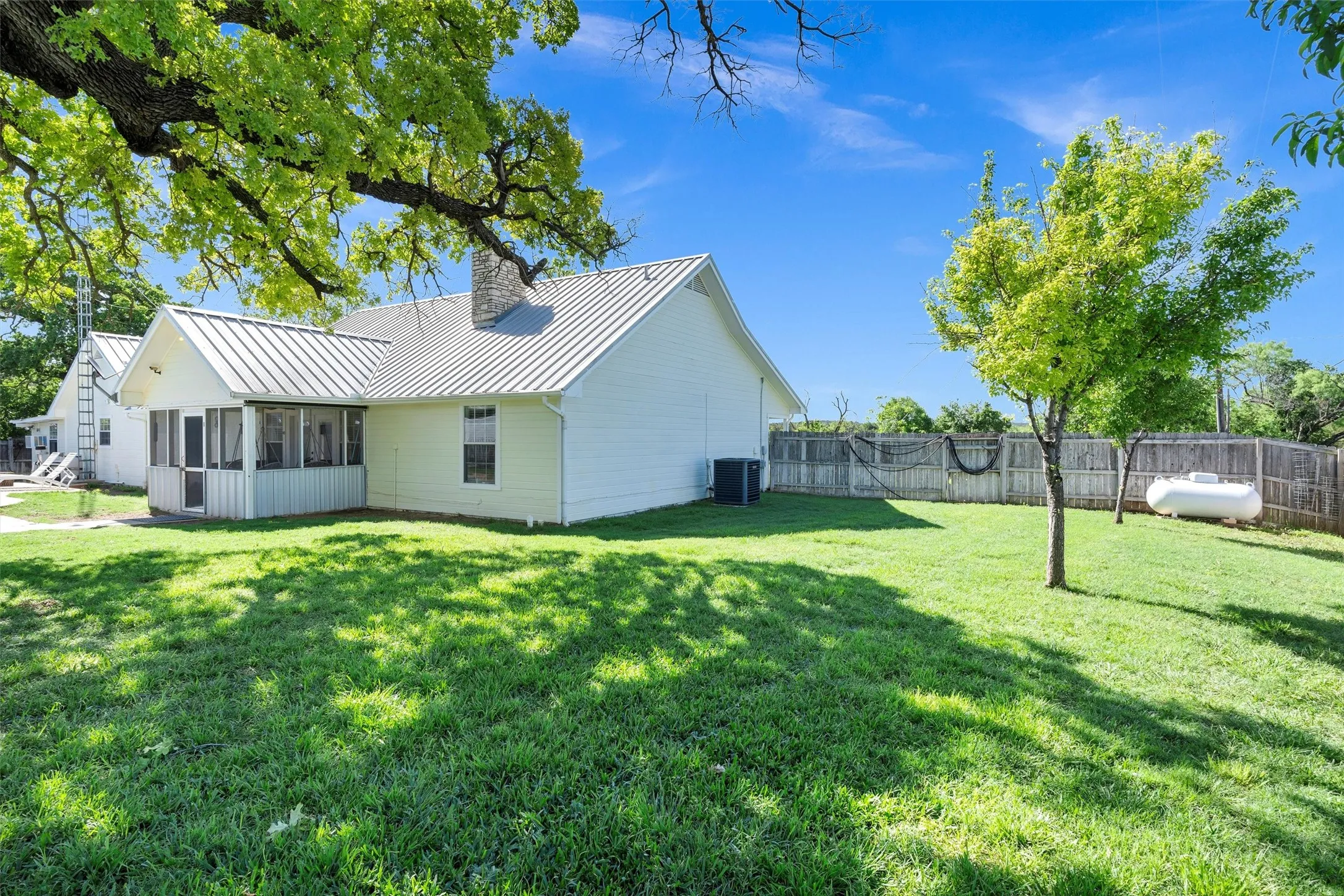 Single Family Residence For Sale in Hood County , 13122 Lipan Highway, Lipan, Texas 76462, 3 Bedroom, 2 Bathroom, 2 Garage spaces, 2,351 Sqft, built in 1991, mls#21290478, Real Estate Agent in Lipan, Homes For Sale in Hood county, Homes For Sale in Lipan, Realtor in Lipan Texas, Real Estate Brokerage Independent Realty Texas, Luminita Cordes Realtor