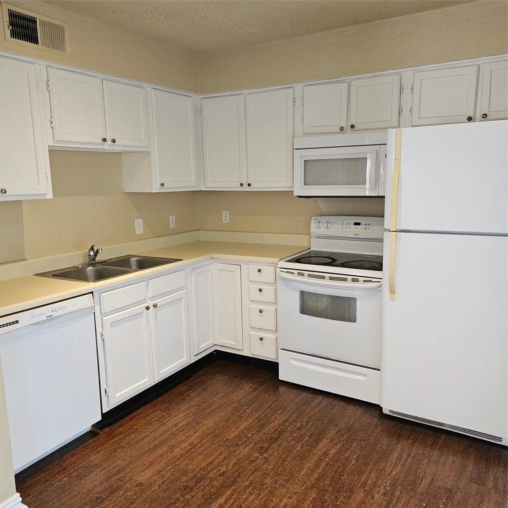 Condominium For Rent in Collin County , 4748 Old Bent Tree Lane 308, Dallas, Texas 75287, 1 Bedroom, 1 Bathroom, Garage spaces, 575 Sqft, built in 1985, Price $995, mls#21292410, Real Estate Agent in Dallas, Homes For Rent in Collin county, Homes For Rent in Dallas, Realtor in Dallas Texas, Real Estate Brokerage Independent Realty Texas, Luminita Cordes Realtor