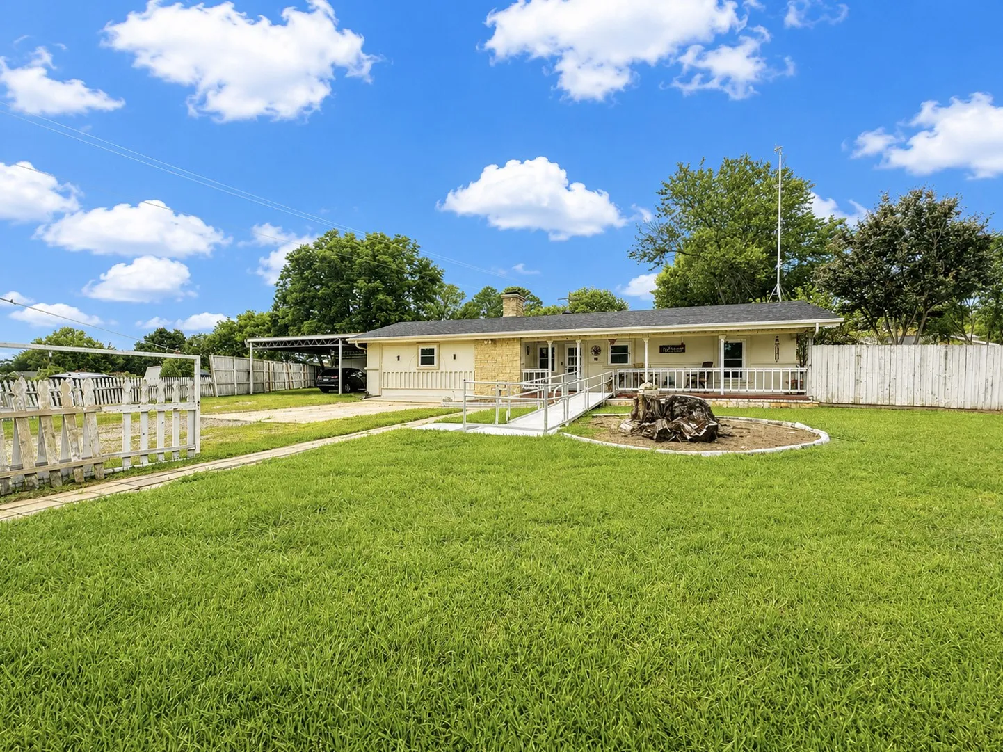 Single Family Residence For Sale in Rains County , 245 Harris Road, East Tawakoni, Texas 75472, 5 Bedrooms, 2 Bathrooms, 2 Garage spaces, 2,866 Sqft, built in 1962, Price $345,000, mls#21289738, Real Estate Agent in East Tawakoni, Homes For Sale in Rains county, Homes For Sale in East Tawakoni, Realtor in East Tawakoni Texas, Real Estate Brokerage Independent Realty Texas, Luminita Cordes Realtor