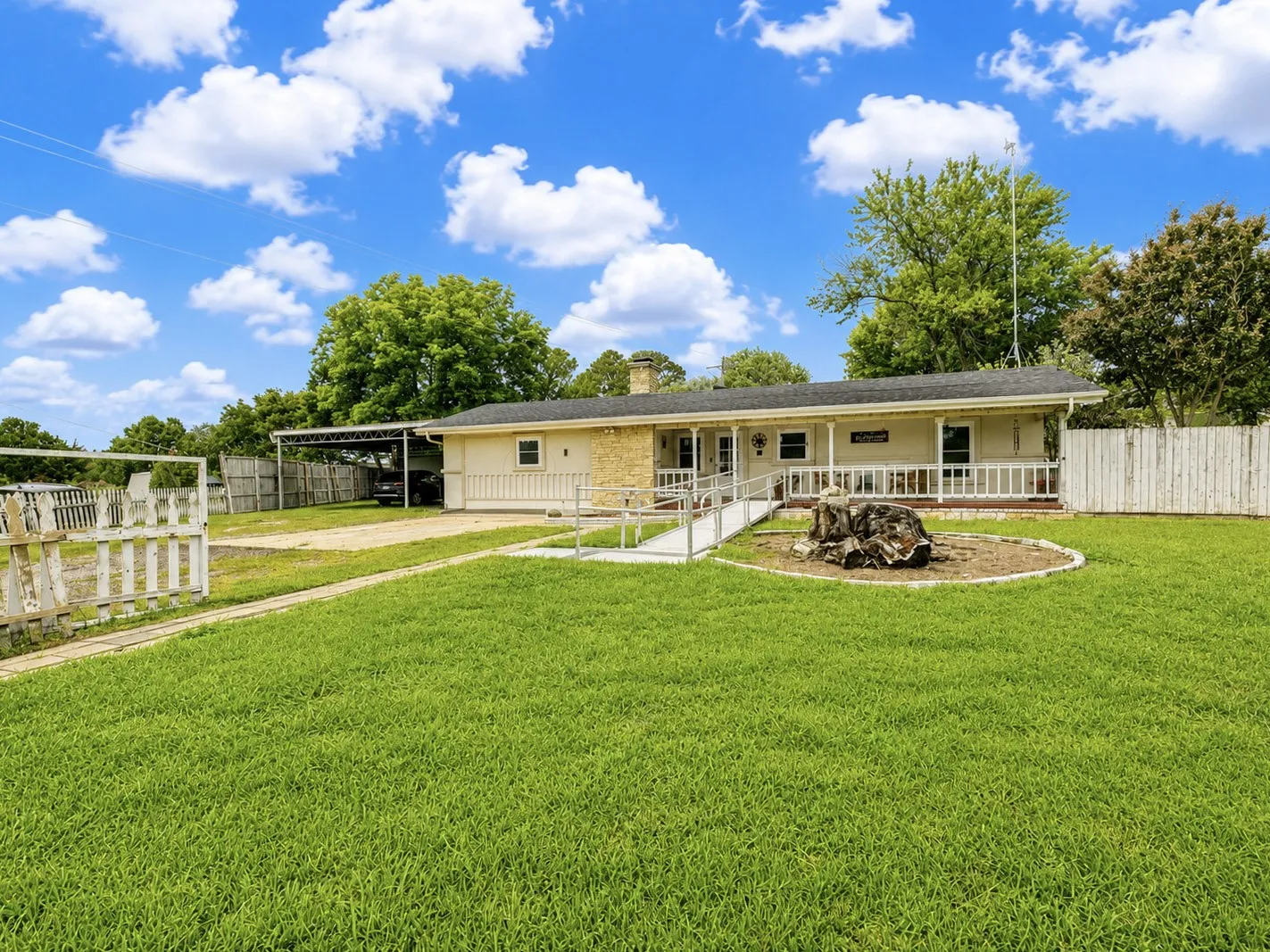 Single Family Residence For Sale in Rains County , 245 Harris Road, East Tawakoni, Texas 75472, 5 Bedrooms, 2 Bathrooms, 2 Garage spaces, 2,866 Sqft, built in 1962, Price $345,000, mls#21289738, Real Estate Agent in East Tawakoni, Homes For Sale in Rains county, Homes For Sale in East Tawakoni, Realtor in East Tawakoni Texas, Real Estate Brokerage Independent Realty Texas, Luminita Cordes Realtor