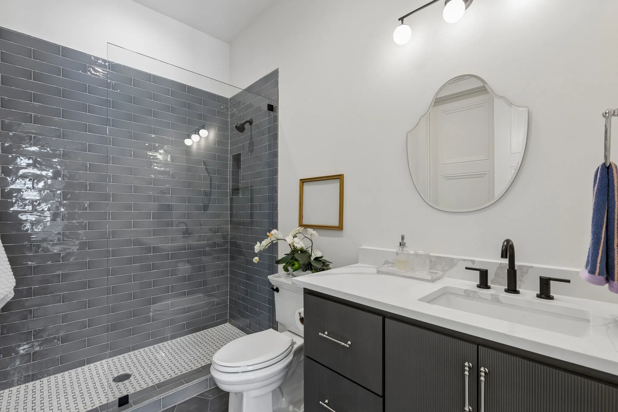 Ensuite bath for guests