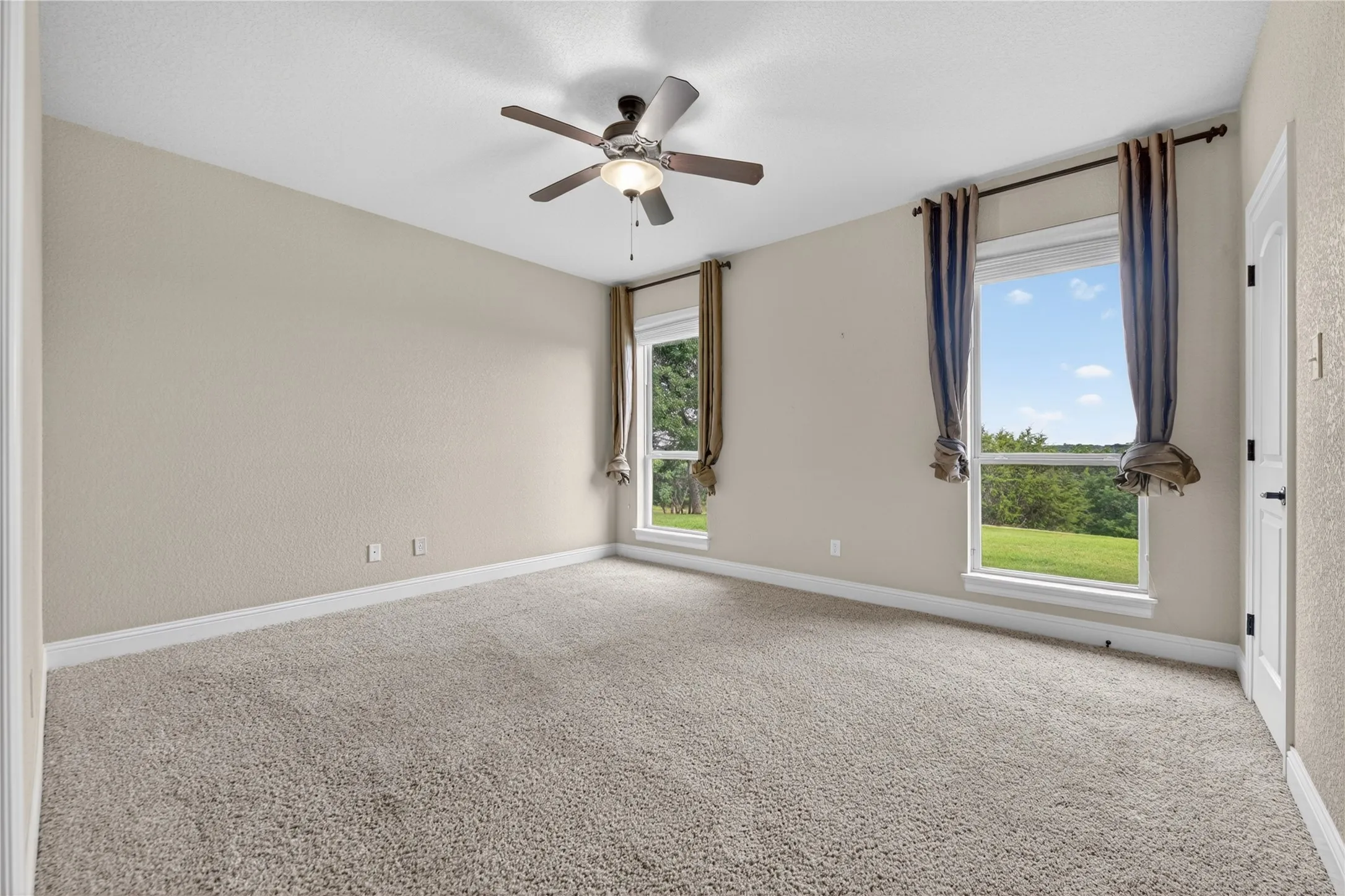 Single Family Residence For Sale in Parker County , 312 Ellis Ridge Drive, Weatherford, Texas 76085, 4 Bedroom, 3 Bathroom, 3 Garage spaces, 2,138 Sqft, built in 2010, mls#21275468, Real Estate Agent in Weatherford, Homes For Sale in Parker county, Homes For Sale in Weatherford, Realtor in Weatherford Texas, Real Estate Brokerage Independent Realty Texas, Luminita Cordes Realtor