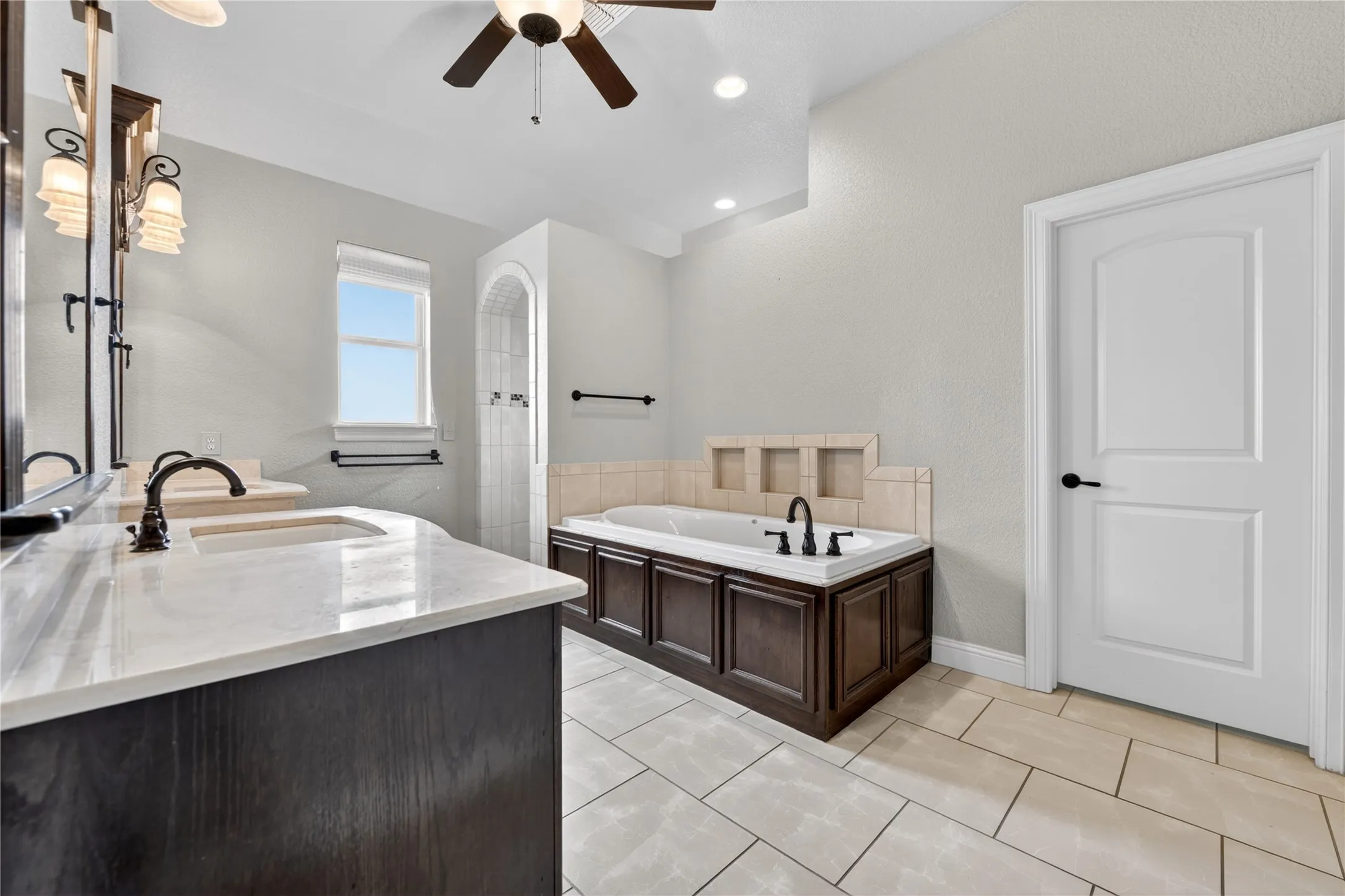 Single Family Residence For Sale in Parker County , 312 Ellis Ridge Drive, Weatherford, Texas 76085, 4 Bedroom, 3 Bathroom, 3 Garage spaces, 2,138 Sqft, built in 2010, mls#21275468, Real Estate Agent in Weatherford, Homes For Sale in Parker county, Homes For Sale in Weatherford, Realtor in Weatherford Texas, Real Estate Brokerage Independent Realty Texas, Luminita Cordes Realtor