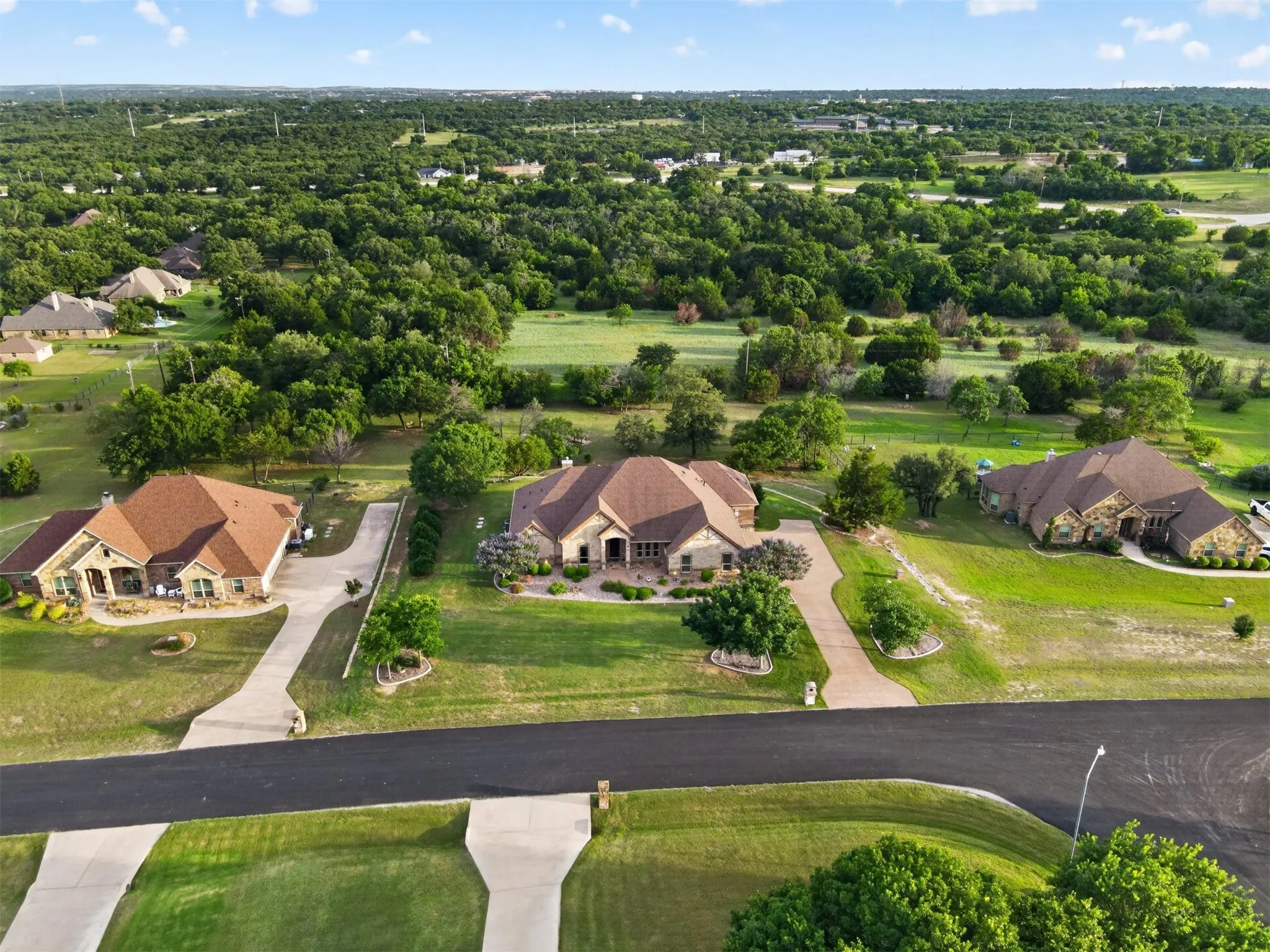 Single Family Residence For Sale in Parker County , 312 Ellis Ridge Drive, Weatherford, Texas 76085, 4 Bedroom, 3 Bathroom, 3 Garage spaces, 2,138 Sqft, built in 2010, mls#21275468, Real Estate Agent in Weatherford, Homes For Sale in Parker county, Homes For Sale in Weatherford, Realtor in Weatherford Texas, Real Estate Brokerage Independent Realty Texas, Luminita Cordes Realtor