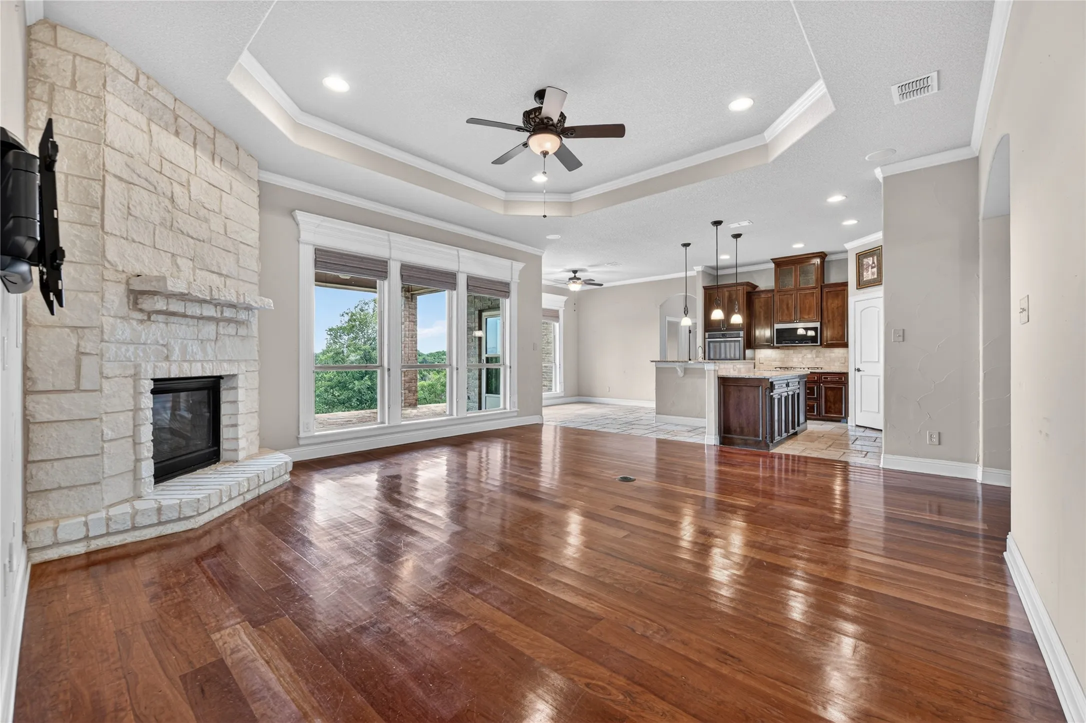 Single Family Residence For Sale in Parker County , 312 Ellis Ridge Drive, Weatherford, Texas 76085, 4 Bedroom, 3 Bathroom, 3 Garage spaces, 2,138 Sqft, built in 2010, mls#21275468, Real Estate Agent in Weatherford, Homes For Sale in Parker county, Homes For Sale in Weatherford, Realtor in Weatherford Texas, Real Estate Brokerage Independent Realty Texas, Luminita Cordes Realtor