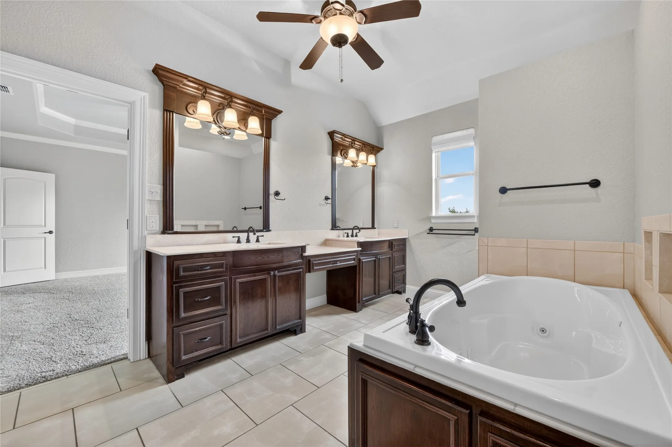 Single Family Residence For Sale in Parker County , 312 Ellis Ridge Drive, Weatherford, Texas 76085, 4 Bedroom, 3 Bathroom, 3 Garage spaces, 2,138 Sqft, built in 2010, mls#21275468, Real Estate Agent in Weatherford, Homes For Sale in Parker county, Homes For Sale in Weatherford, Realtor in Weatherford Texas, Real Estate Brokerage Independent Realty Texas, Luminita Cordes Realtor
