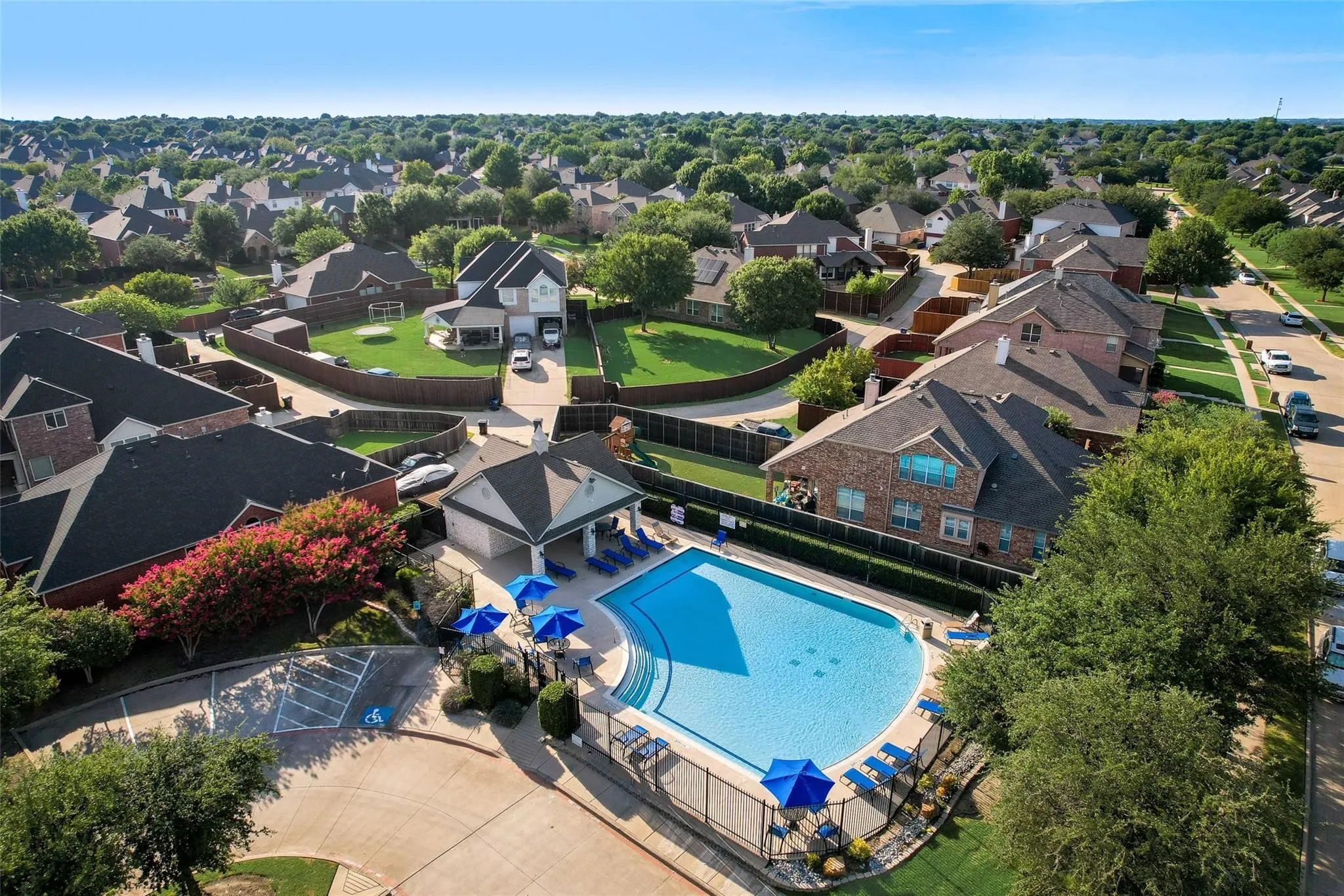 Single Family Residence For Sale in Collin County , 7498 Ravenhill Drive, Frisco, Texas 75035, 5 Bedroom, 3 Bathroom, 2 Garage spaces, 2,996 Sqft, built in 2004, mls#21292135, Real Estate Agent in Frisco, Homes For Sale in Collin county, Homes For Sale in Frisco, Realtor in Frisco Texas, Real Estate Brokerage Independent Realty Texas, Luminita Cordes Realtor
