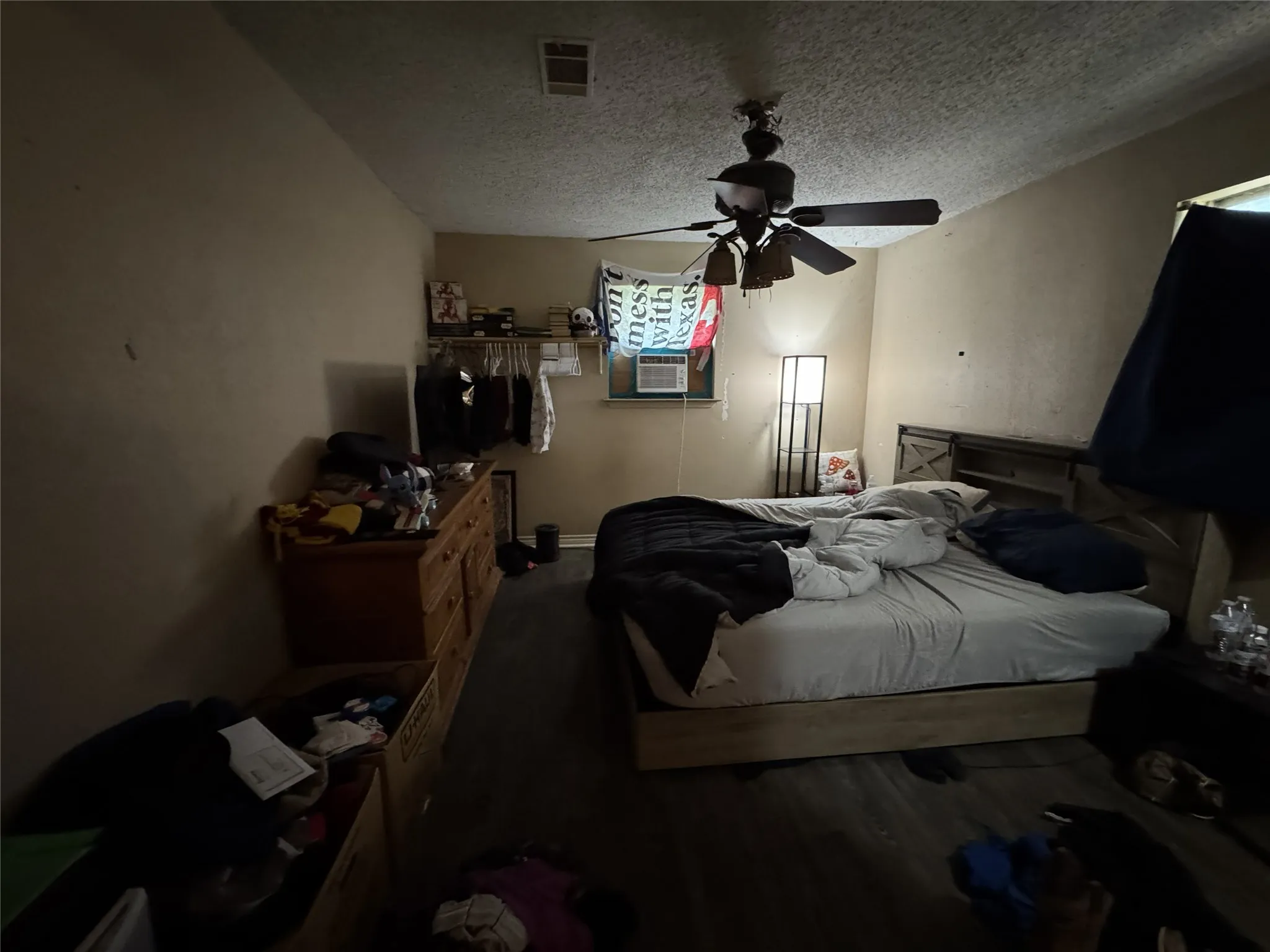 Image quality insufficient for description
