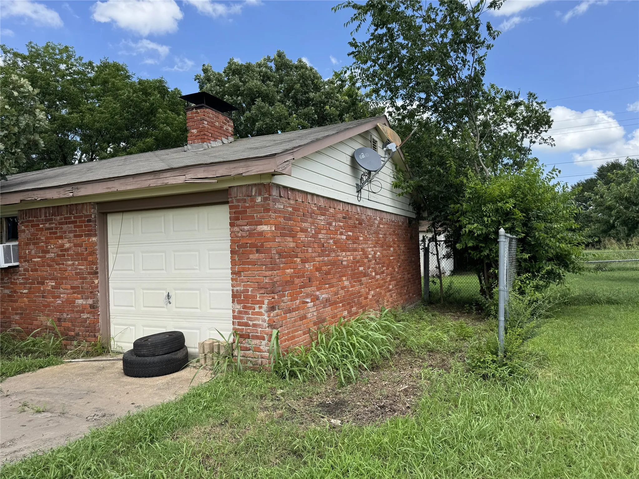 Single Family Residence For Sale in Hunt County , 3041 Monroe Street, Commerce, Texas 75428, 3 Bedrooms, 2 Bathrooms, 1 Garage spaces, 1,300 Sqft, built in 1970, Price $132,000, mls#21292436, Real Estate Agent in Commerce, Homes For Sale in Hunt county, Homes For Sale in Commerce, Realtor in Commerce Texas, Real Estate Brokerage Independent Realty Texas, Luminita Cordes Realtor