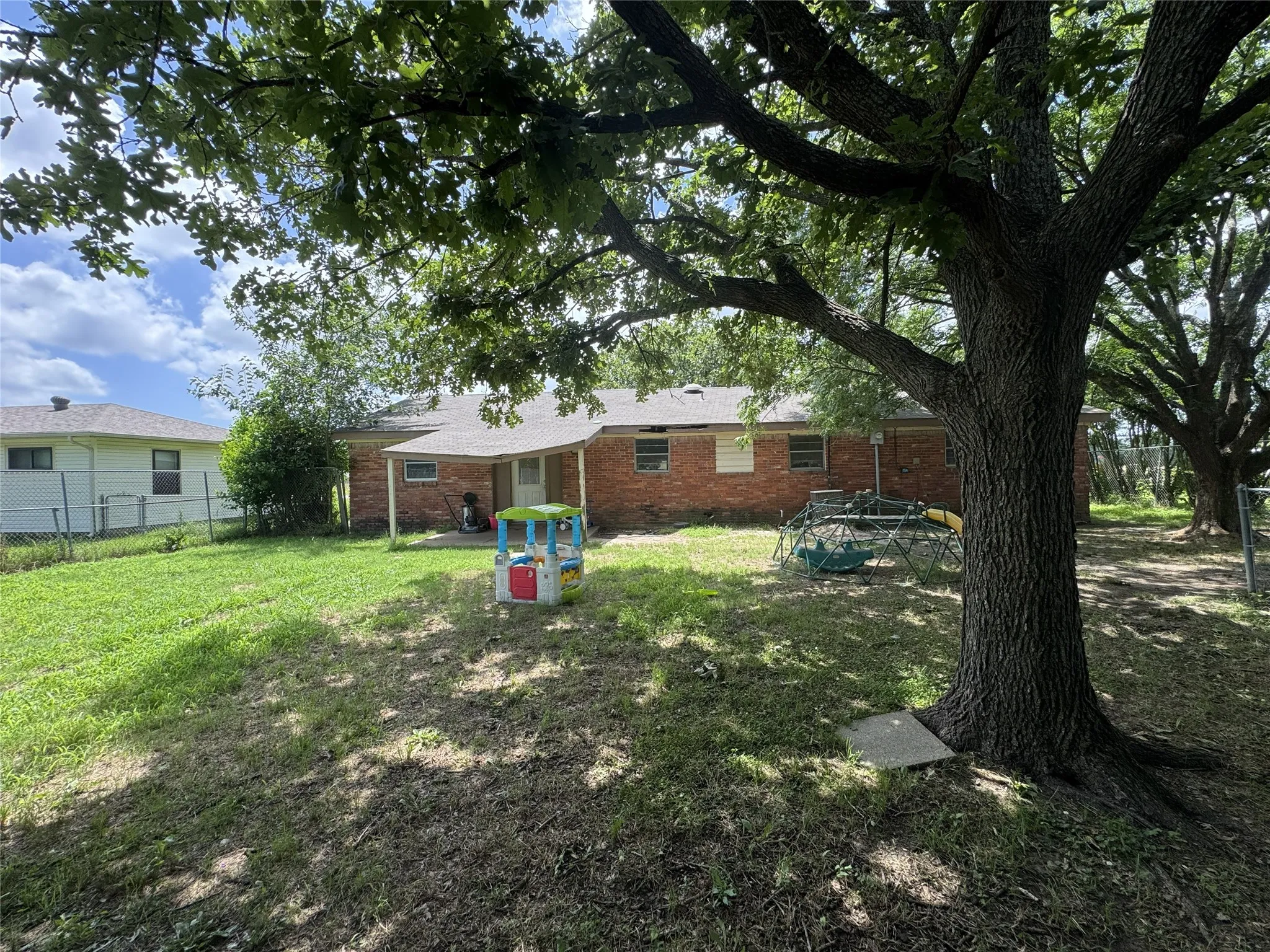 Single Family Residence For Sale in Hunt County , 3041 Monroe Street, Commerce, Texas 75428, 3 Bedrooms, 2 Bathrooms, 1 Garage spaces, 1,300 Sqft, built in 1970, Price $132,000, mls#21292436, Real Estate Agent in Commerce, Homes For Sale in Hunt county, Homes For Sale in Commerce, Realtor in Commerce Texas, Real Estate Brokerage Independent Realty Texas, Luminita Cordes Realtor