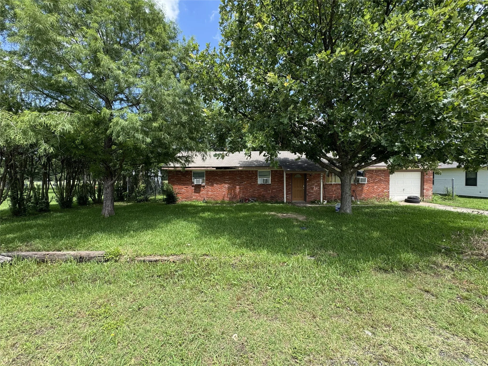 Single Family Residence For Sale in Hunt County , 3041 Monroe Street, Commerce, Texas 75428, 3 Bedrooms, 2 Bathrooms, 1 Garage spaces, 1,300 Sqft, built in 1970, Price $132,000, mls#21292436, Real Estate Agent in Commerce, Homes For Sale in Hunt county, Homes For Sale in Commerce, Realtor in Commerce Texas, Real Estate Brokerage Independent Realty Texas, Luminita Cordes Realtor