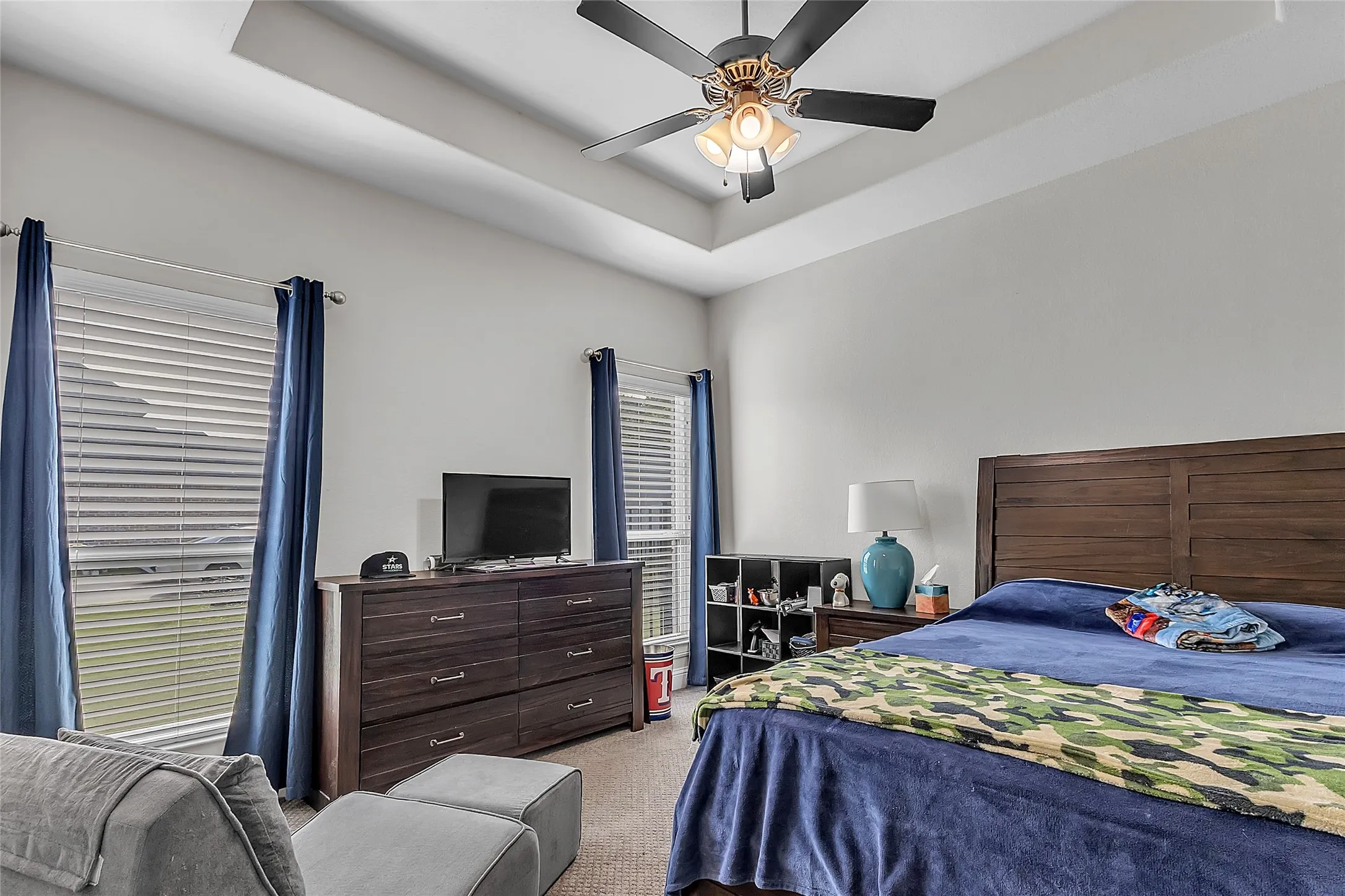 Recessed tray ceiling with a ceiling fan light fixture