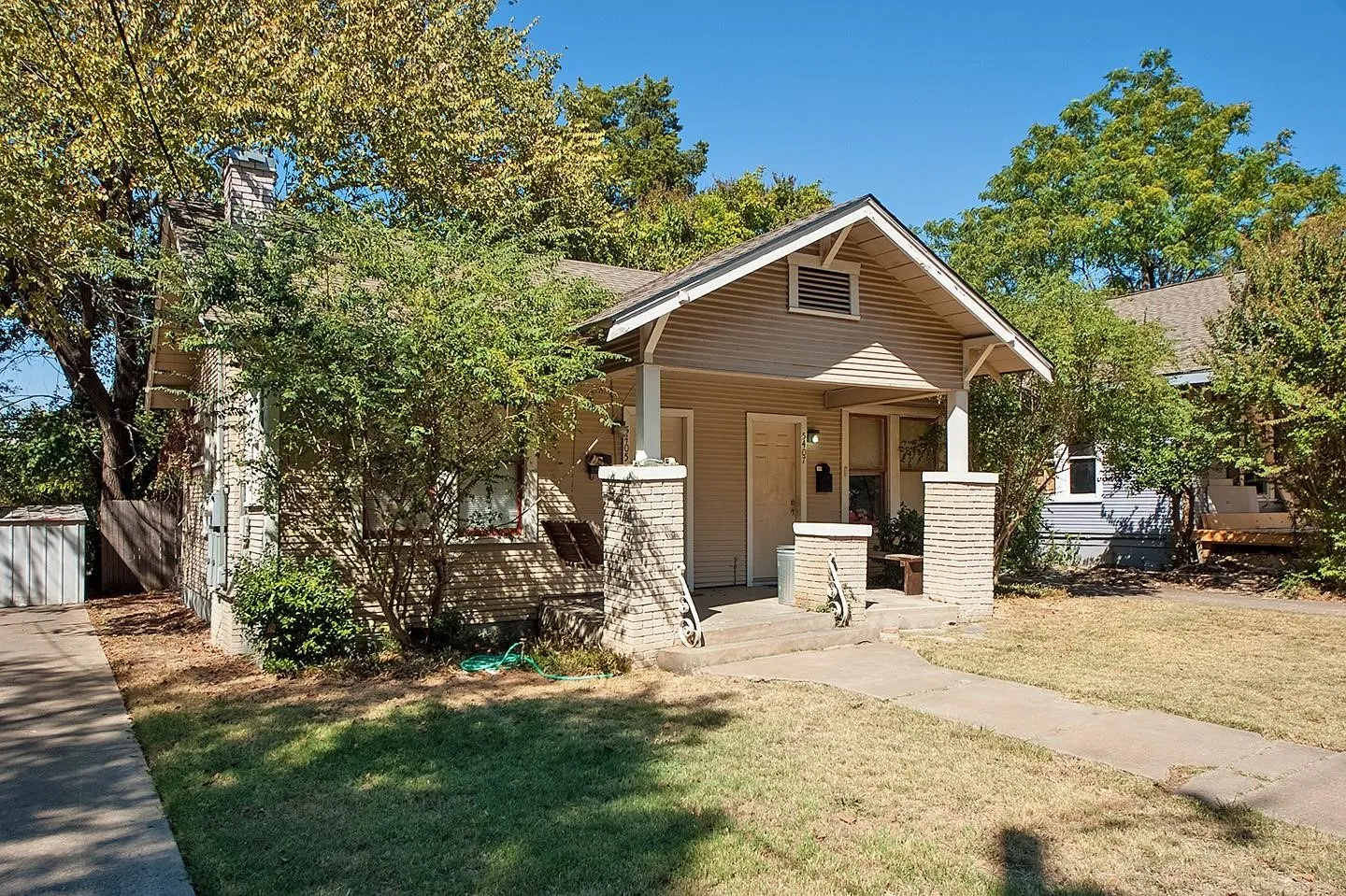Duplex For Rent in Dallas County , 5405 Worth Street, Dallas, Texas 75214, 1 Bedroom, 1 Bathroom, 1 Garage spaces, 650 Sqft, built in 1915, Price $1,350, mls#21289217, Real Estate Agent in Dallas, Homes For Rent in Dallas county, Homes For Rent in Dallas, Realtor in Dallas Texas, Real Estate Brokerage Independent Realty Texas, Luminita Cordes Realtor