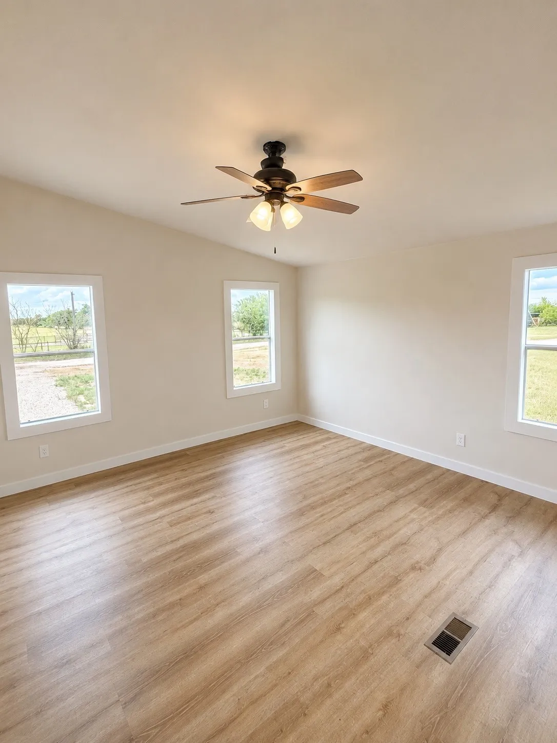 Manufactured Home For Sale in Cooke County , 2990 County Road 155, Whitesboro, Texas 76273, 3 Bedroom, 2 Bathroom, Garage spaces, 1,680 Sqft, built in 1995, mls#21292022, Real Estate Agent in Whitesboro, Homes For Sale in Cooke county, Homes For Sale in Whitesboro, Realtor in Whitesboro Texas, Real Estate Brokerage Independent Realty Texas, Luminita Cordes Realtor