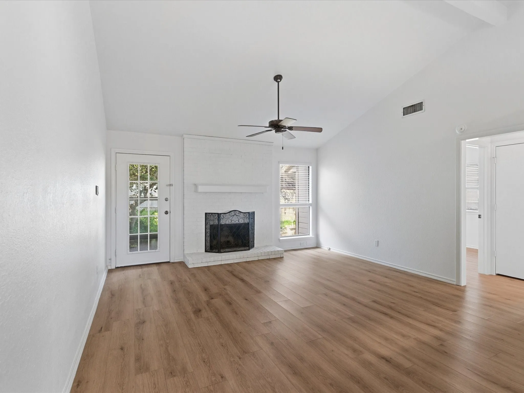 Single Family Residence For Rent in Collin County , 8181 Edgewater Drive, Frisco, Texas 75034, 3 Bedroom, 2 Bathroom, 2 Garage spaces, 1,361 Sqft, built in 1986, mls#21289545, Real Estate Agent in Frisco, Homes For Rent in Collin county, Homes For Rent in Frisco, Realtor in Frisco Texas, Real Estate Brokerage Independent Realty Texas, Luminita Cordes Realtor