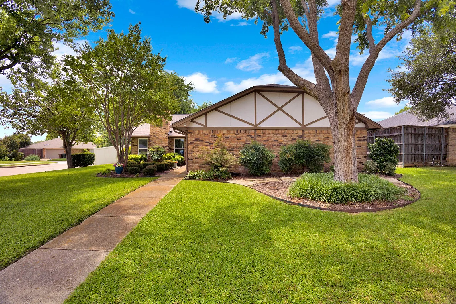 Single Family Residence For Sale in Collin County , 1600 Hearthstone Drive, Plano, Texas 75023, 4 Bedroom, 2 Bathroom, 2 Garage spaces, 1,873 Sqft, built in 1977, mls#21292534, Real Estate Agent in Plano, Homes For Sale in Collin county, Homes For Sale in Plano, Realtor in Plano Texas, Real Estate Brokerage Independent Realty Texas, Luminita Cordes Realtor