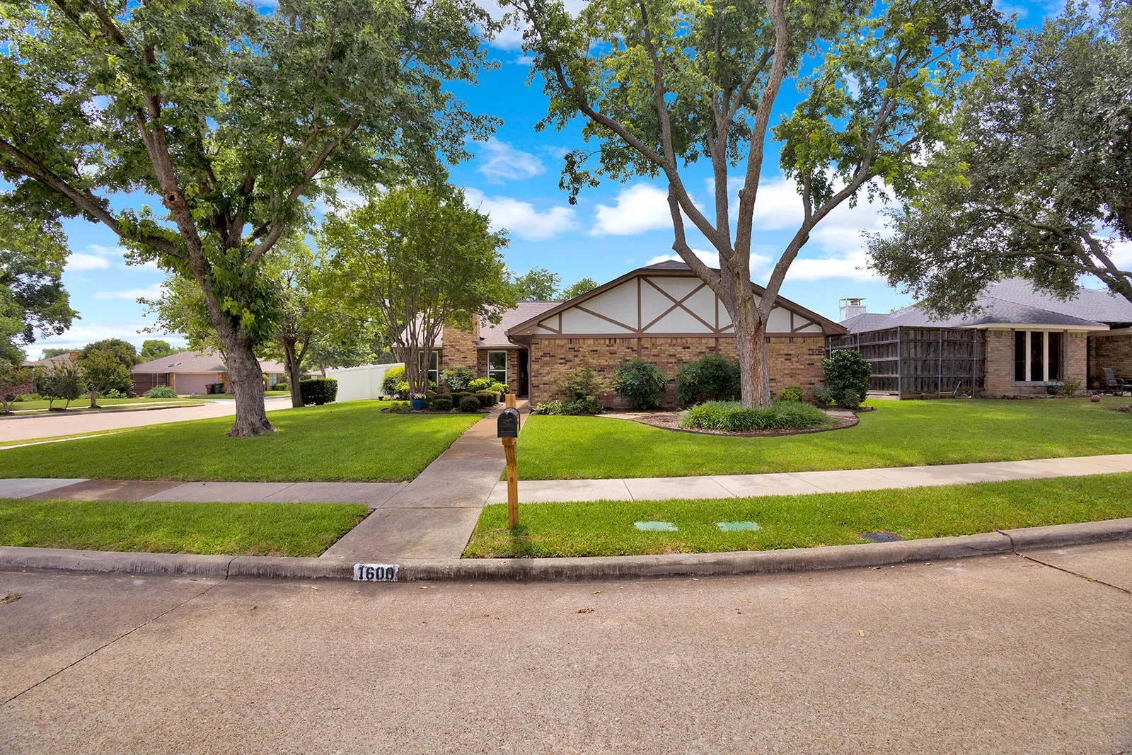 Single Family Residence For Sale in Collin County , 1600 Hearthstone Drive, Plano, Texas 75023, 4 Bedroom, 2 Bathroom, 2 Garage spaces, 1,873 Sqft, built in 1977, mls#21292534, Real Estate Agent in Plano, Homes For Sale in Collin county, Homes For Sale in Plano, Realtor in Plano Texas, Real Estate Brokerage Independent Realty Texas, Luminita Cordes Realtor