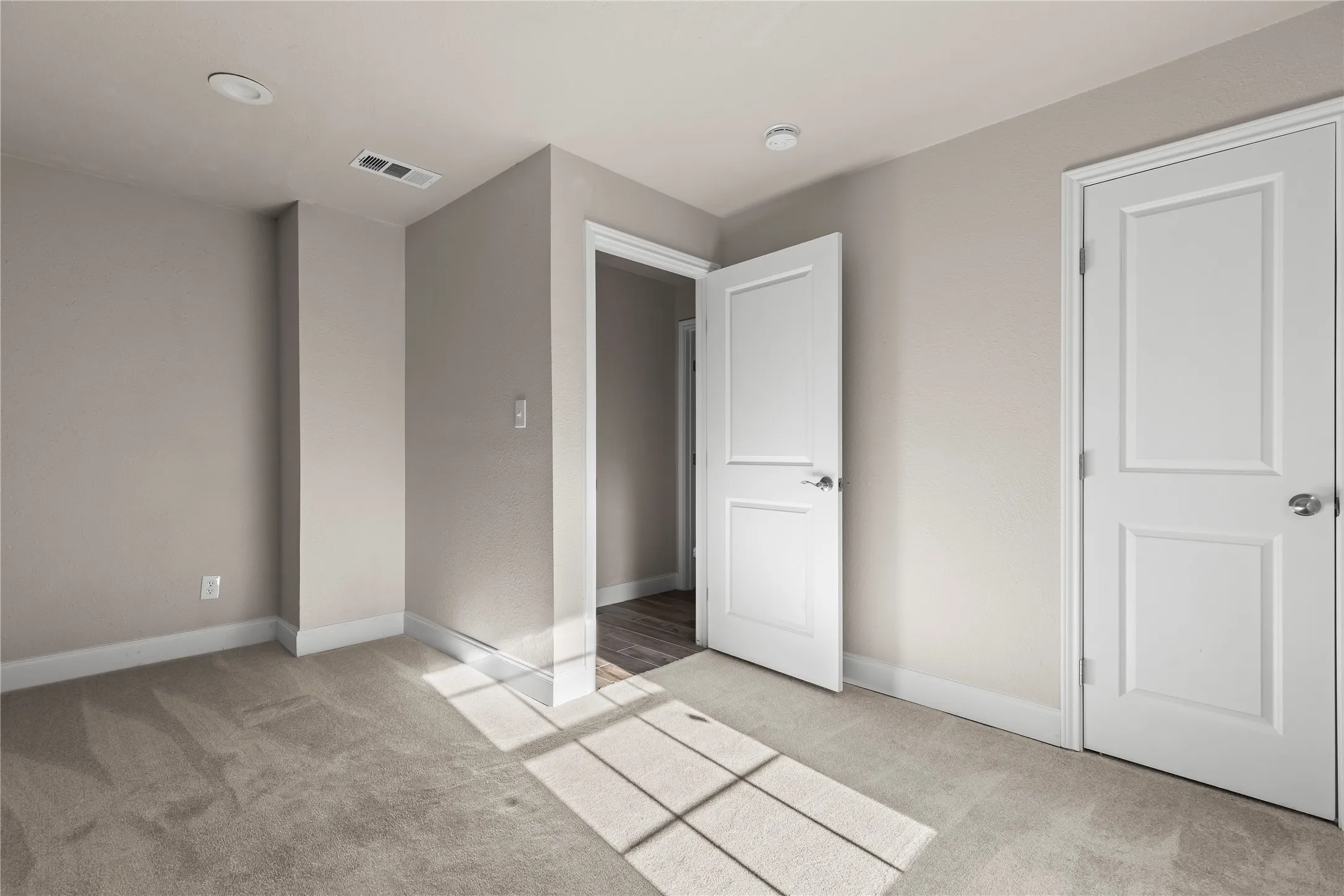 Single Family Residence For Rent in Tarrant County , 5517 Greenview Court, North Richland Hills, Texas 76148, 5 Bedroom, 3 Bathroom, 2 Garage spaces, 3,500 Sqft, built in 2001, mls#21292543, Real Estate Agent in North Richland Hills, Homes For Rent in Tarrant county, Homes For Rent in North Richland Hills, Realtor in North Richland Hills Texas, Real Estate Brokerage Independent Realty Texas, Luminita Cordes Realtor