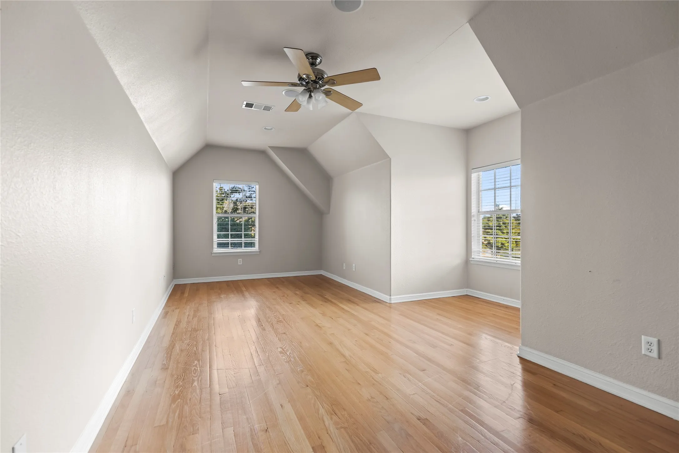 Single Family Residence For Rent in Tarrant County , 5517 Greenview Court, North Richland Hills, Texas 76148, 5 Bedroom, 3 Bathroom, 2 Garage spaces, 3,500 Sqft, built in 2001, mls#21292543, Real Estate Agent in North Richland Hills, Homes For Rent in Tarrant county, Homes For Rent in North Richland Hills, Realtor in North Richland Hills Texas, Real Estate Brokerage Independent Realty Texas, Luminita Cordes Realtor