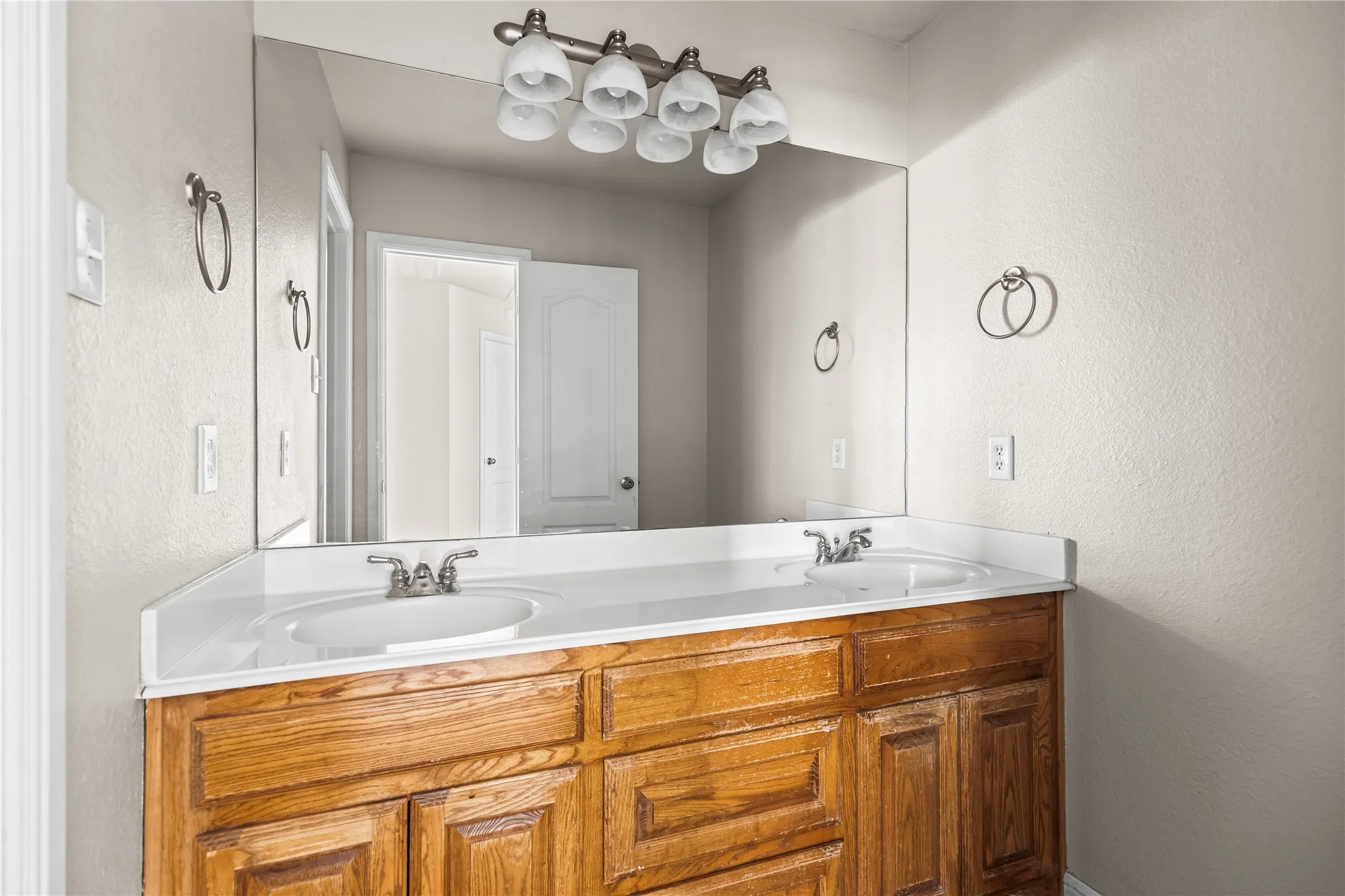 Single Family Residence For Rent in Tarrant County , 5517 Greenview Court, North Richland Hills, Texas 76148, 5 Bedroom, 3 Bathroom, 2 Garage spaces, 3,500 Sqft, built in 2001, mls#21292543, Real Estate Agent in North Richland Hills, Homes For Rent in Tarrant county, Homes For Rent in North Richland Hills, Realtor in North Richland Hills Texas, Real Estate Brokerage Independent Realty Texas, Luminita Cordes Realtor