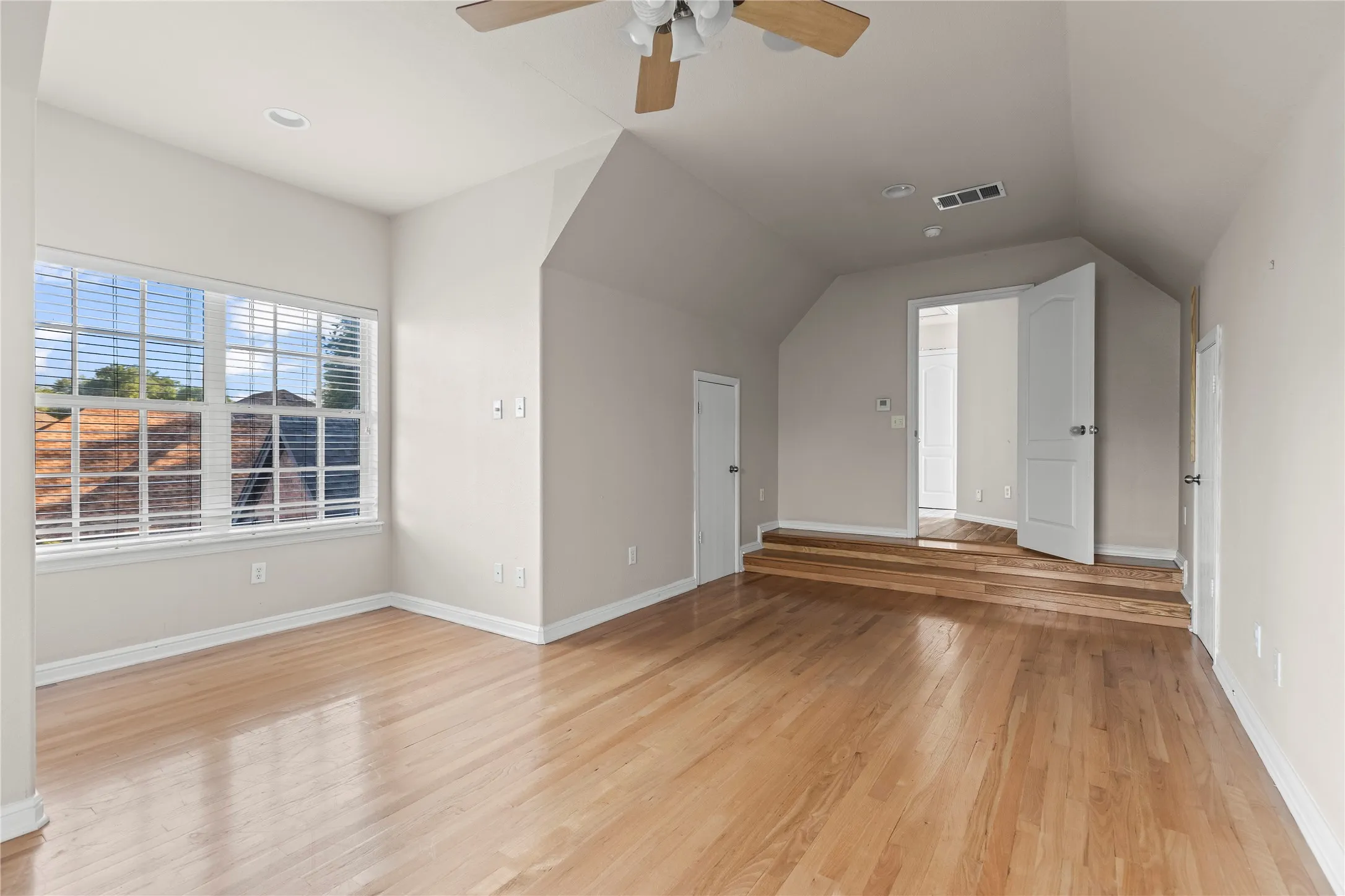 Single Family Residence For Rent in Tarrant County , 5517 Greenview Court, North Richland Hills, Texas 76148, 5 Bedroom, 3 Bathroom, 2 Garage spaces, 3,500 Sqft, built in 2001, mls#21292543, Real Estate Agent in North Richland Hills, Homes For Rent in Tarrant county, Homes For Rent in North Richland Hills, Realtor in North Richland Hills Texas, Real Estate Brokerage Independent Realty Texas, Luminita Cordes Realtor