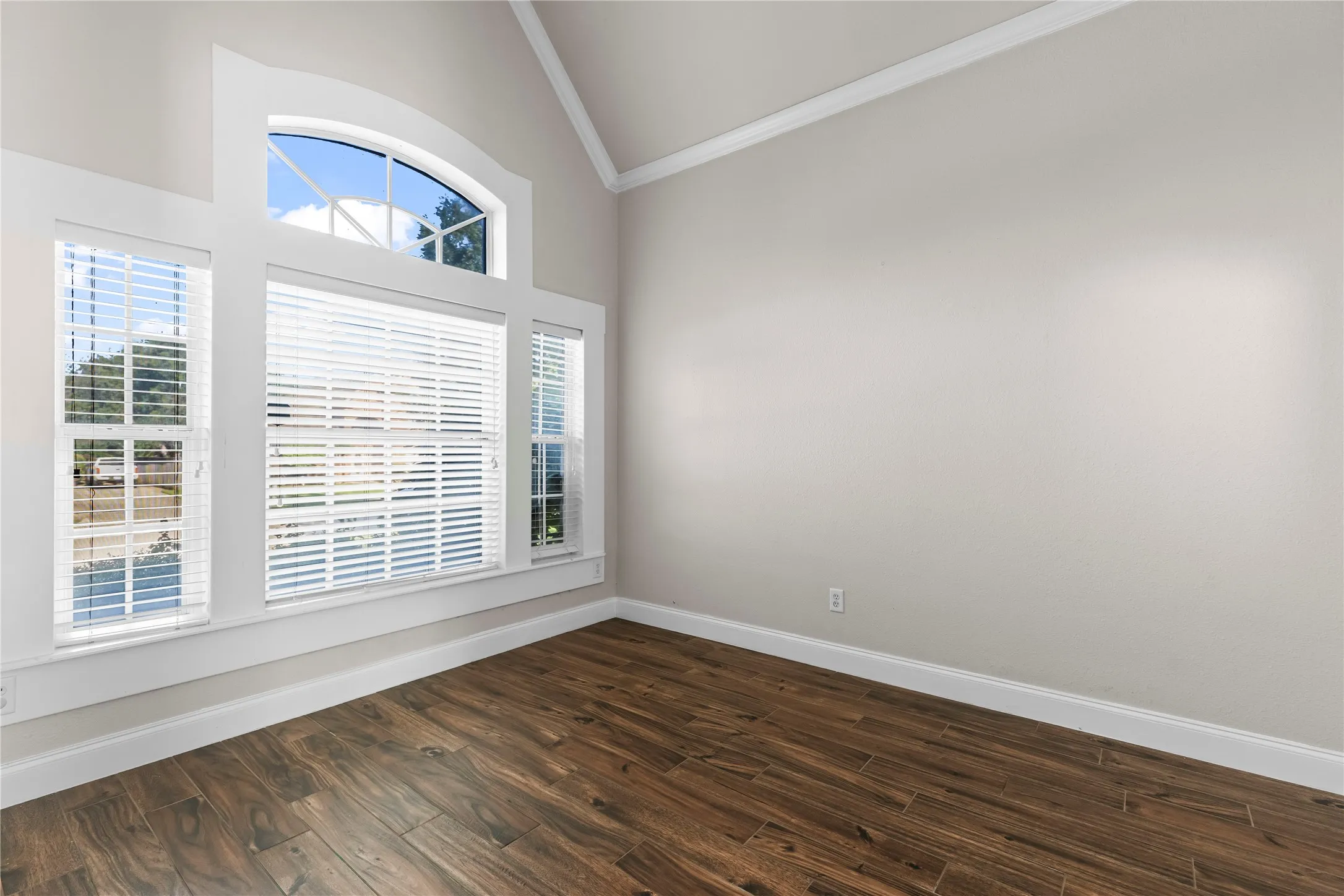 Single Family Residence For Rent in Tarrant County , 5517 Greenview Court, North Richland Hills, Texas 76148, 5 Bedroom, 3 Bathroom, 2 Garage spaces, 3,500 Sqft, built in 2001, mls#21292543, Real Estate Agent in North Richland Hills, Homes For Rent in Tarrant county, Homes For Rent in North Richland Hills, Realtor in North Richland Hills Texas, Real Estate Brokerage Independent Realty Texas, Luminita Cordes Realtor