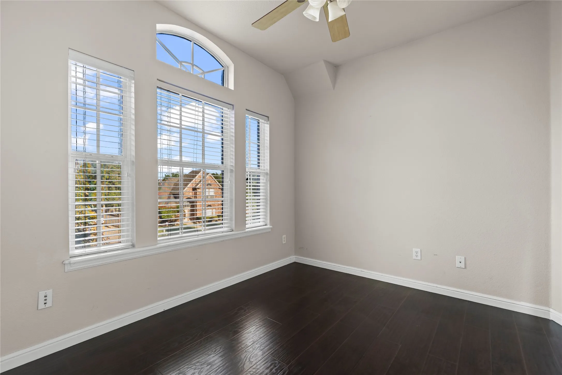 Single Family Residence For Rent in Tarrant County , 5517 Greenview Court, North Richland Hills, Texas 76148, 5 Bedroom, 3 Bathroom, 2 Garage spaces, 3,500 Sqft, built in 2001, mls#21292543, Real Estate Agent in North Richland Hills, Homes For Rent in Tarrant county, Homes For Rent in North Richland Hills, Realtor in North Richland Hills Texas, Real Estate Brokerage Independent Realty Texas, Luminita Cordes Realtor