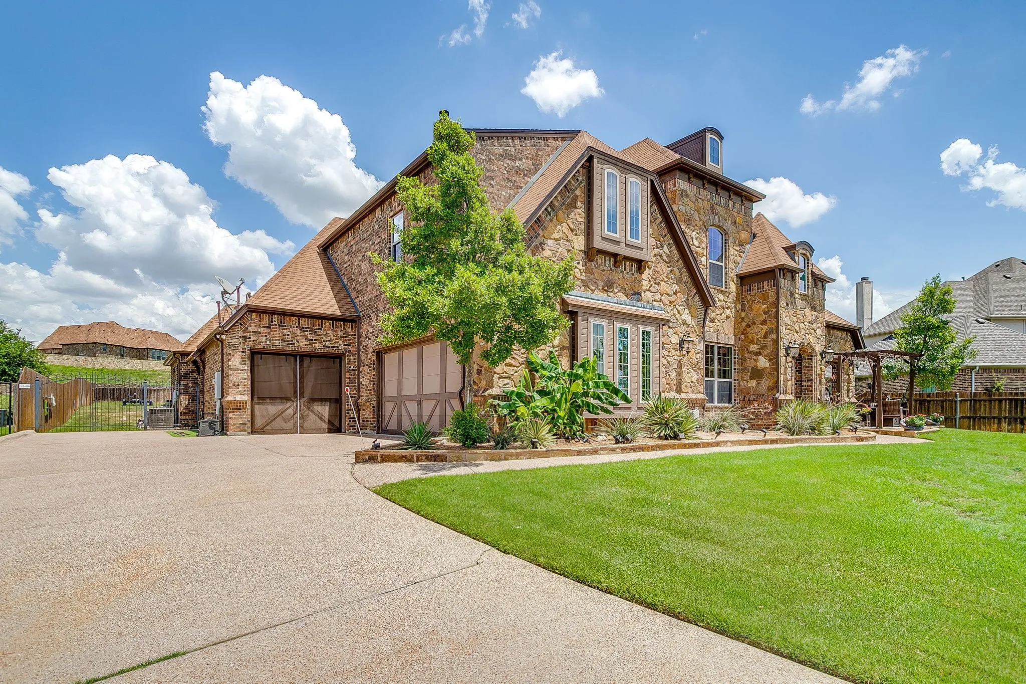 Single Family Residence For Sale in Tarrant County , 12416 Indian Creek Drive, Fort Worth, Texas 76179, 4 Bedroom, 4 Bathroom, 3 Garage spaces, 3,885 Sqft, built in 2014, mls#21290922, Real Estate Agent in Fort Worth, Homes For Sale in Tarrant county, Homes For Sale in Fort Worth, Realtor in Fort Worth Texas, Real Estate Brokerage Independent Realty Texas, Luminita Cordes Realtor
