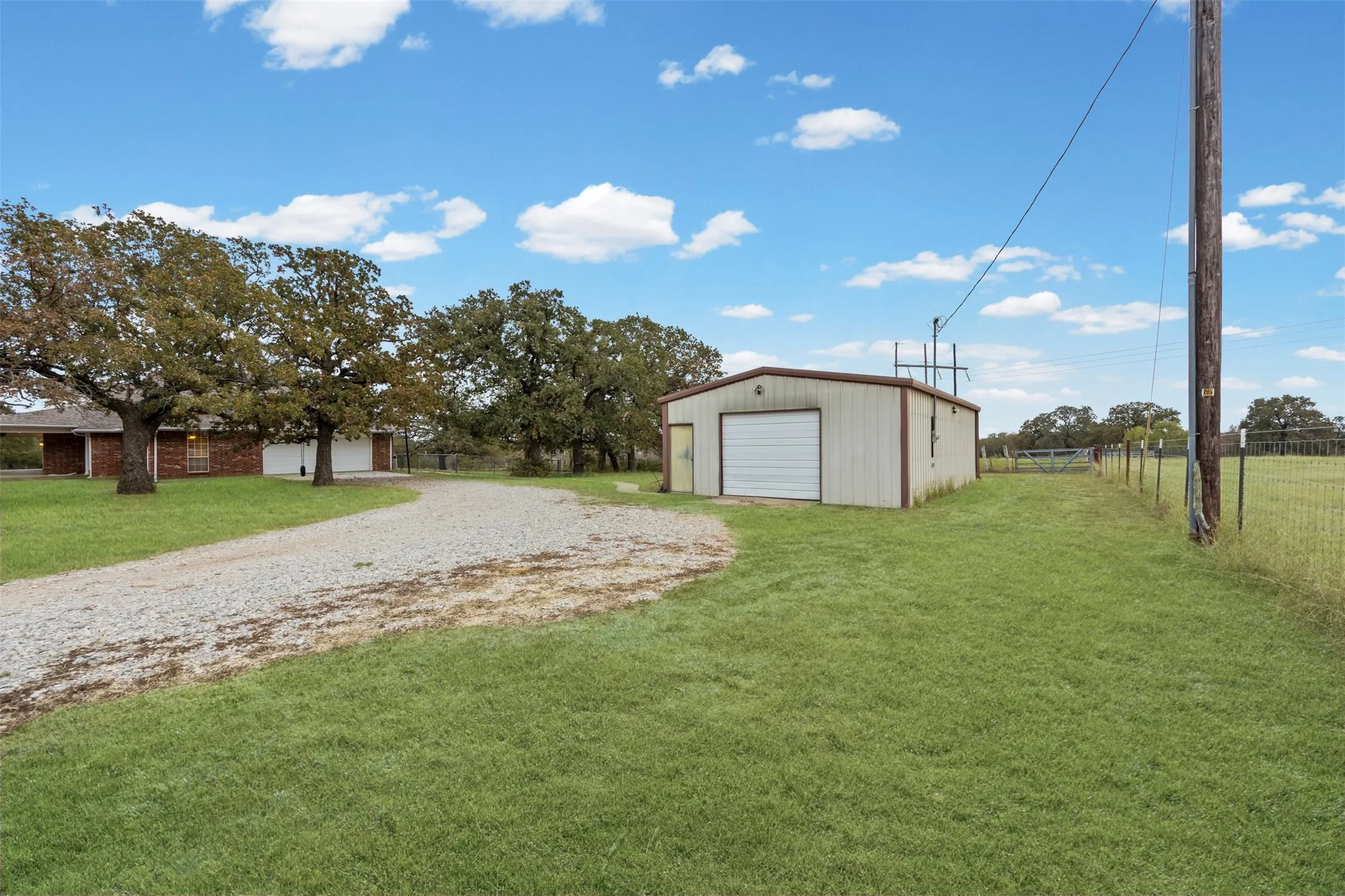 Single Family Residence For Sale in Palo Pinto County , 26184 S Fm 4, Lipan, Texas 76462, 4 Bedroom, 3 Bathroom, 2 Garage spaces, 4,400 Sqft, built in 1993, mls#21292536, Real Estate Agent in Lipan, Homes For Sale in Palo Pinto county, Homes For Sale in Lipan, Realtor in Lipan Texas, Real Estate Brokerage Independent Realty Texas, Luminita Cordes Realtor