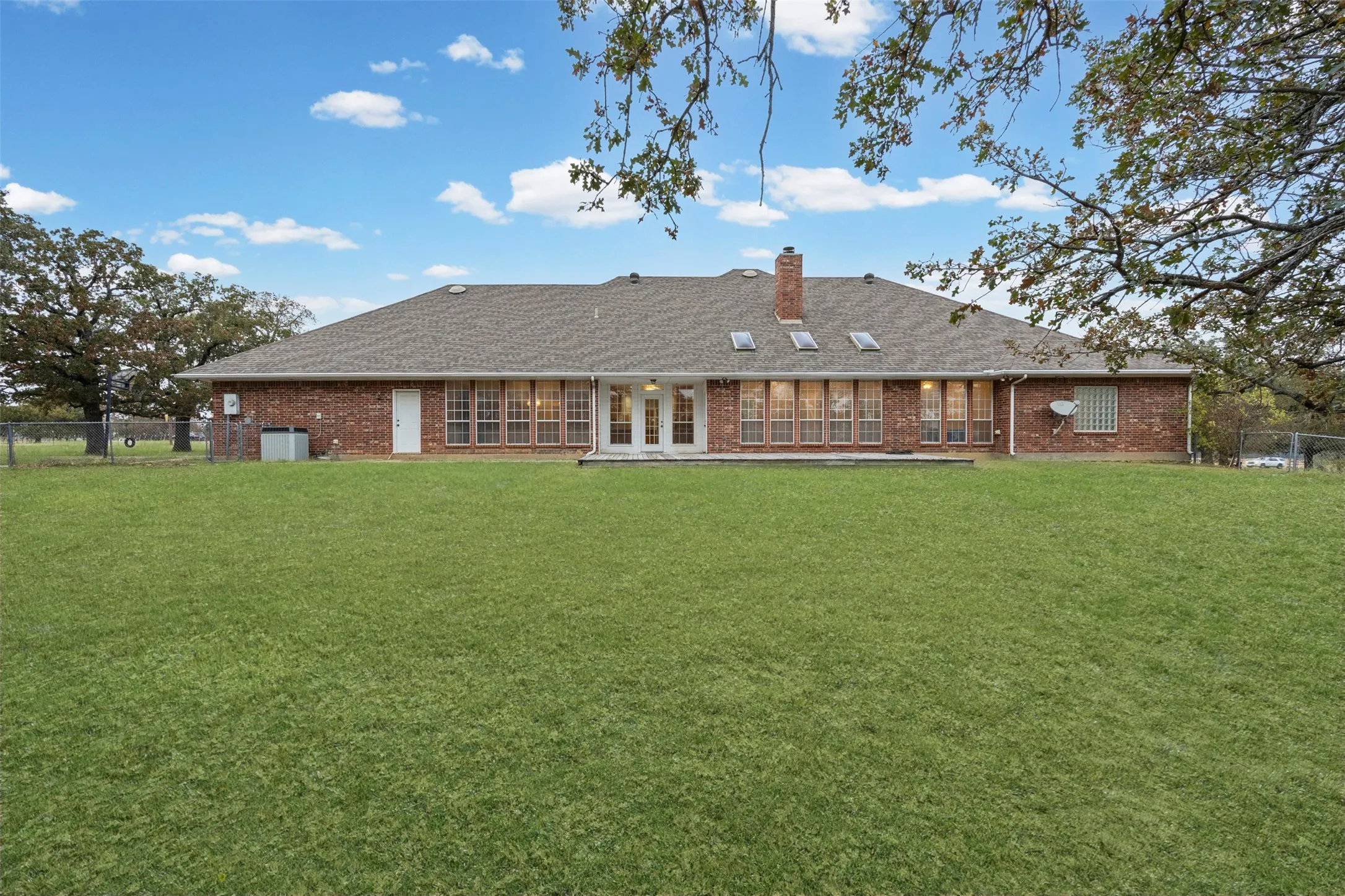 Single Family Residence For Sale in Palo Pinto County , 26184 S Fm 4, Lipan, Texas 76462, 4 Bedroom, 3 Bathroom, 2 Garage spaces, 4,400 Sqft, built in 1993, mls#21292536, Real Estate Agent in Lipan, Homes For Sale in Palo Pinto county, Homes For Sale in Lipan, Realtor in Lipan Texas, Real Estate Brokerage Independent Realty Texas, Luminita Cordes Realtor