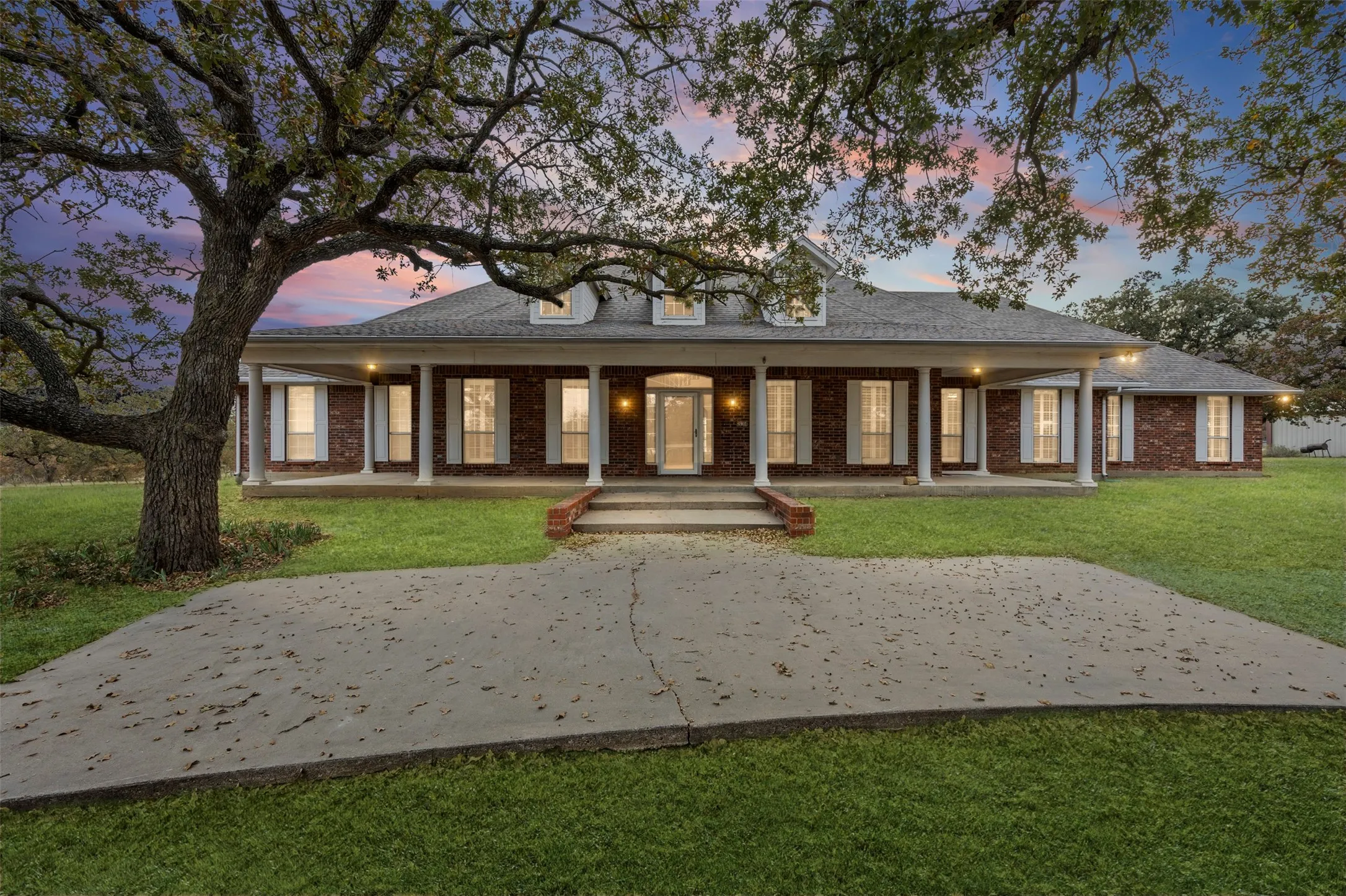 Single Family Residence For Sale in Palo Pinto County , 26184 S Fm 4, Lipan, Texas 76462, 4 Bedroom, 3 Bathroom, 2 Garage spaces, 4,400 Sqft, built in 1993, mls#21292536, Real Estate Agent in Lipan, Homes For Sale in Palo Pinto county, Homes For Sale in Lipan, Realtor in Lipan Texas, Real Estate Brokerage Independent Realty Texas, Luminita Cordes Realtor
