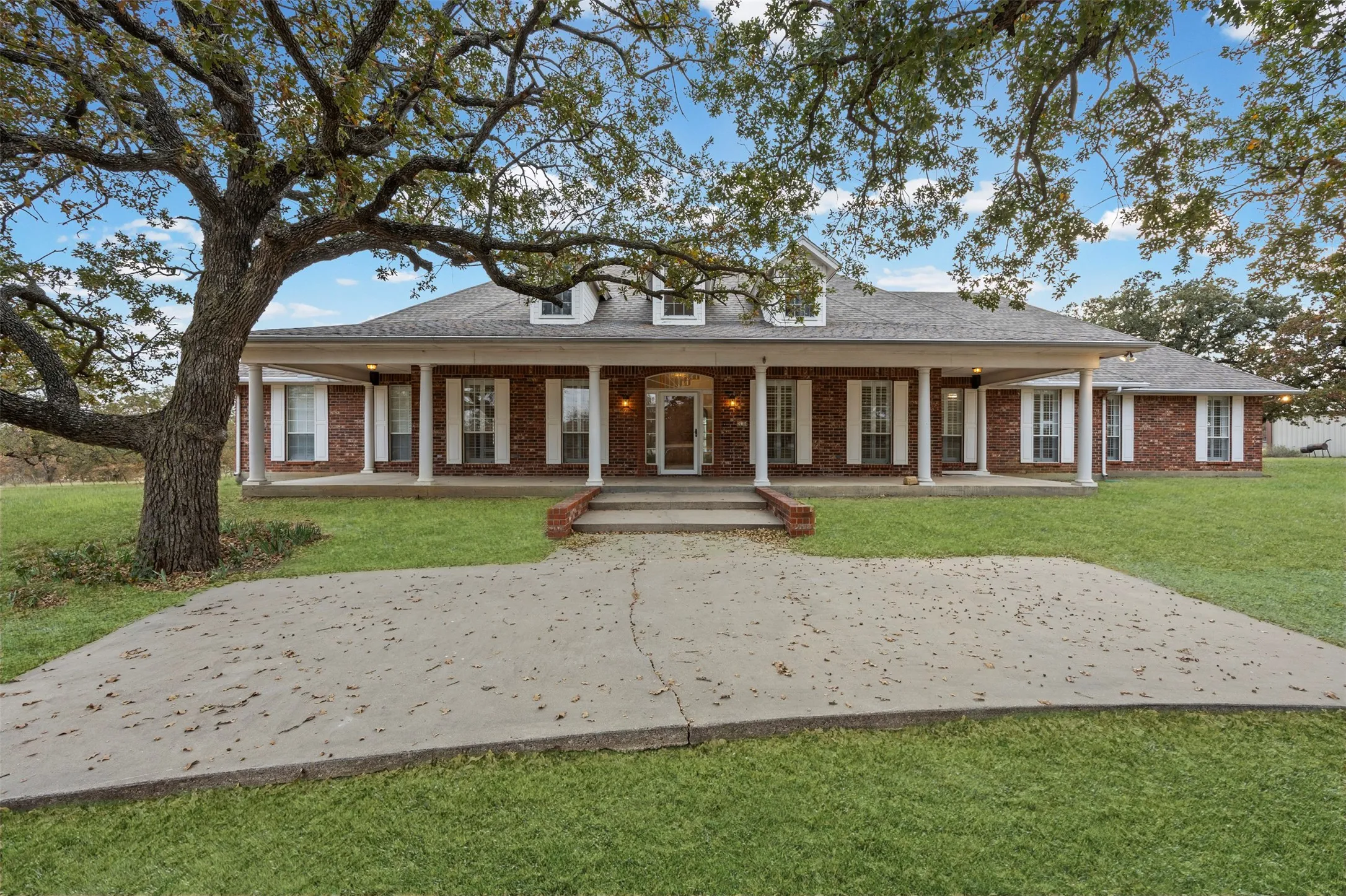 Single Family Residence For Sale in Palo Pinto County , 26184 S Fm 4, Lipan, Texas 76462, 4 Bedroom, 3 Bathroom, 2 Garage spaces, 4,400 Sqft, built in 1993, mls#21292536, Real Estate Agent in Lipan, Homes For Sale in Palo Pinto county, Homes For Sale in Lipan, Realtor in Lipan Texas, Real Estate Brokerage Independent Realty Texas, Luminita Cordes Realtor