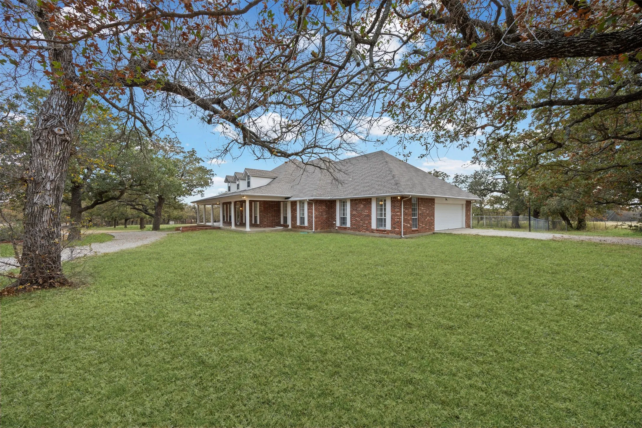 Single Family Residence For Sale in Palo Pinto County , 26184 S Fm 4, Lipan, Texas 76462, 4 Bedroom, 3 Bathroom, 2 Garage spaces, 4,400 Sqft, built in 1993, mls#21292536, Real Estate Agent in Lipan, Homes For Sale in Palo Pinto county, Homes For Sale in Lipan, Realtor in Lipan Texas, Real Estate Brokerage Independent Realty Texas, Luminita Cordes Realtor