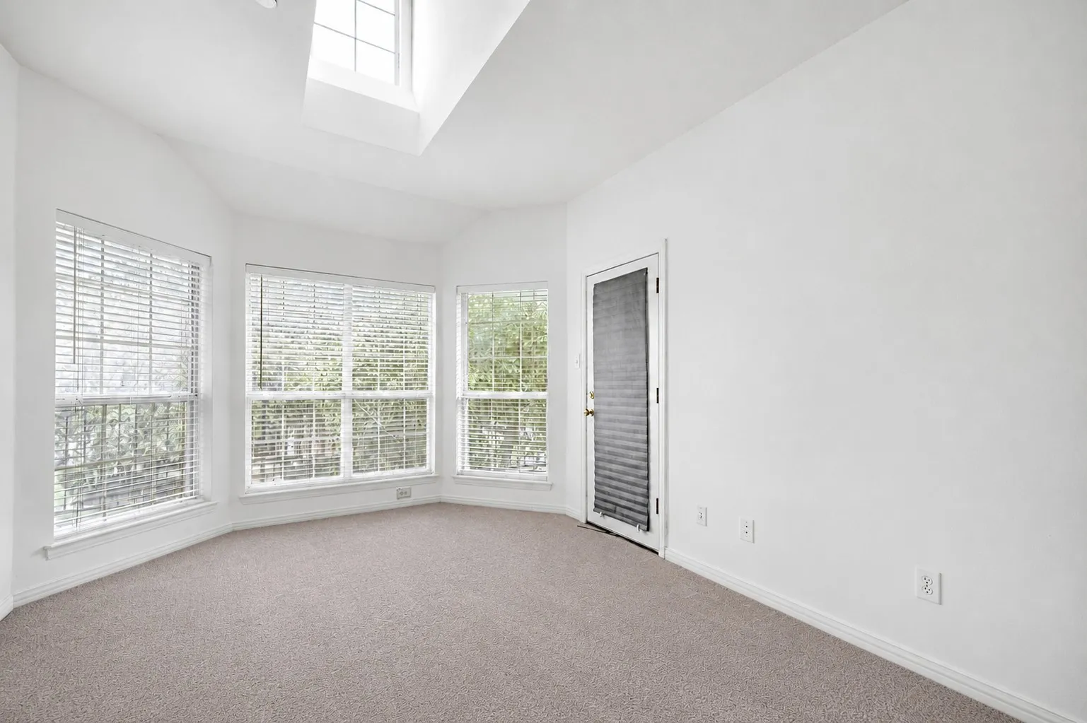 Single Family Residence For Sale in Dallas County , 531 Southridge Way, Irving, Texas 75063, 3 Bedroom, 3 Bathroom, 2 Garage spaces, 2,214 Sqft, built in 1998, mls#21288599, Real Estate Agent in Irving, Homes For Sale in Dallas county, Homes For Sale in Irving, Realtor in Irving Texas, Real Estate Brokerage Independent Realty Texas, Luminita Cordes Realtor