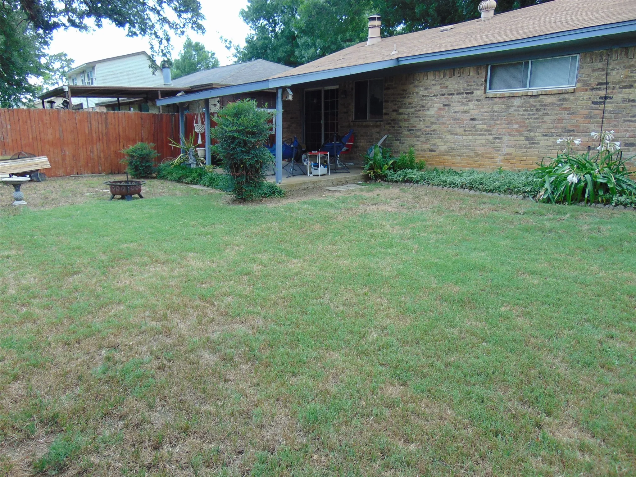 Single Family Residence For Sale in Denton County , 5420 Kings Manor Drive, Lake Dallas, Texas 75065, 3 Bedroom, 2 Bathroom, 2 Garage spaces, 1,435 Sqft, built in 1976, mls#21292566, Real Estate Agent in Lake Dallas, Homes For Sale in Denton county, Homes For Sale in Lake Dallas, Realtor in Lake Dallas Texas, Real Estate Brokerage Independent Realty Texas, Luminita Cordes Realtor