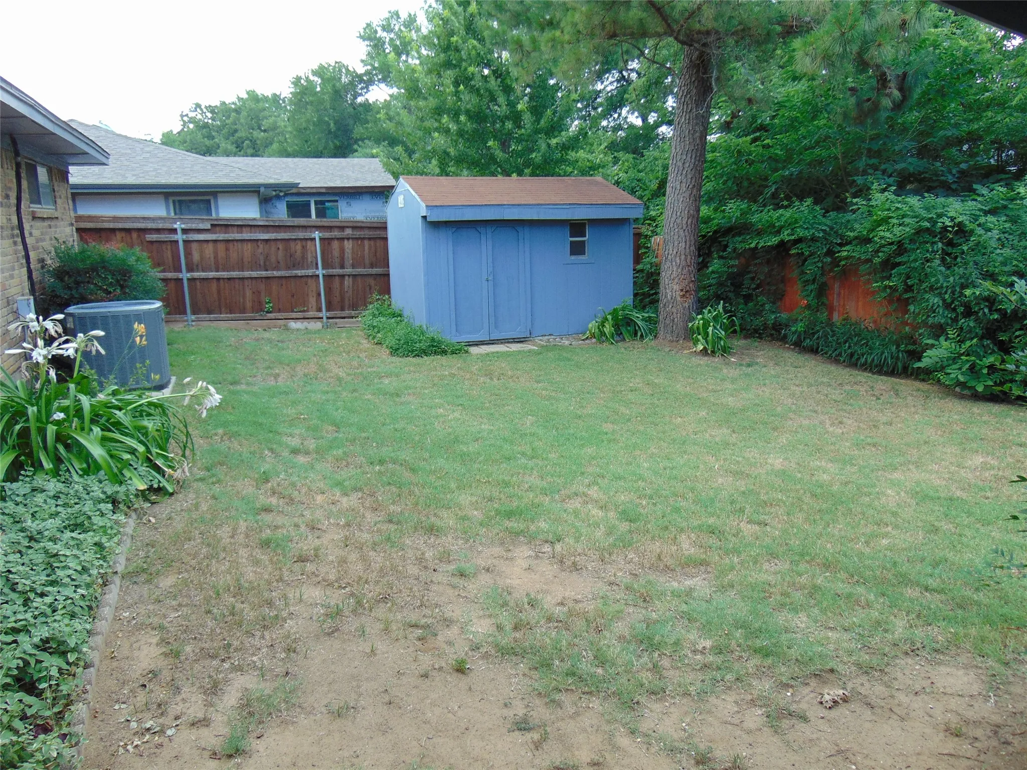 Single Family Residence For Sale in Denton County , 5420 Kings Manor Drive, Lake Dallas, Texas 75065, 3 Bedroom, 2 Bathroom, 2 Garage spaces, 1,435 Sqft, built in 1976, mls#21292566, Real Estate Agent in Lake Dallas, Homes For Sale in Denton county, Homes For Sale in Lake Dallas, Realtor in Lake Dallas Texas, Real Estate Brokerage Independent Realty Texas, Luminita Cordes Realtor