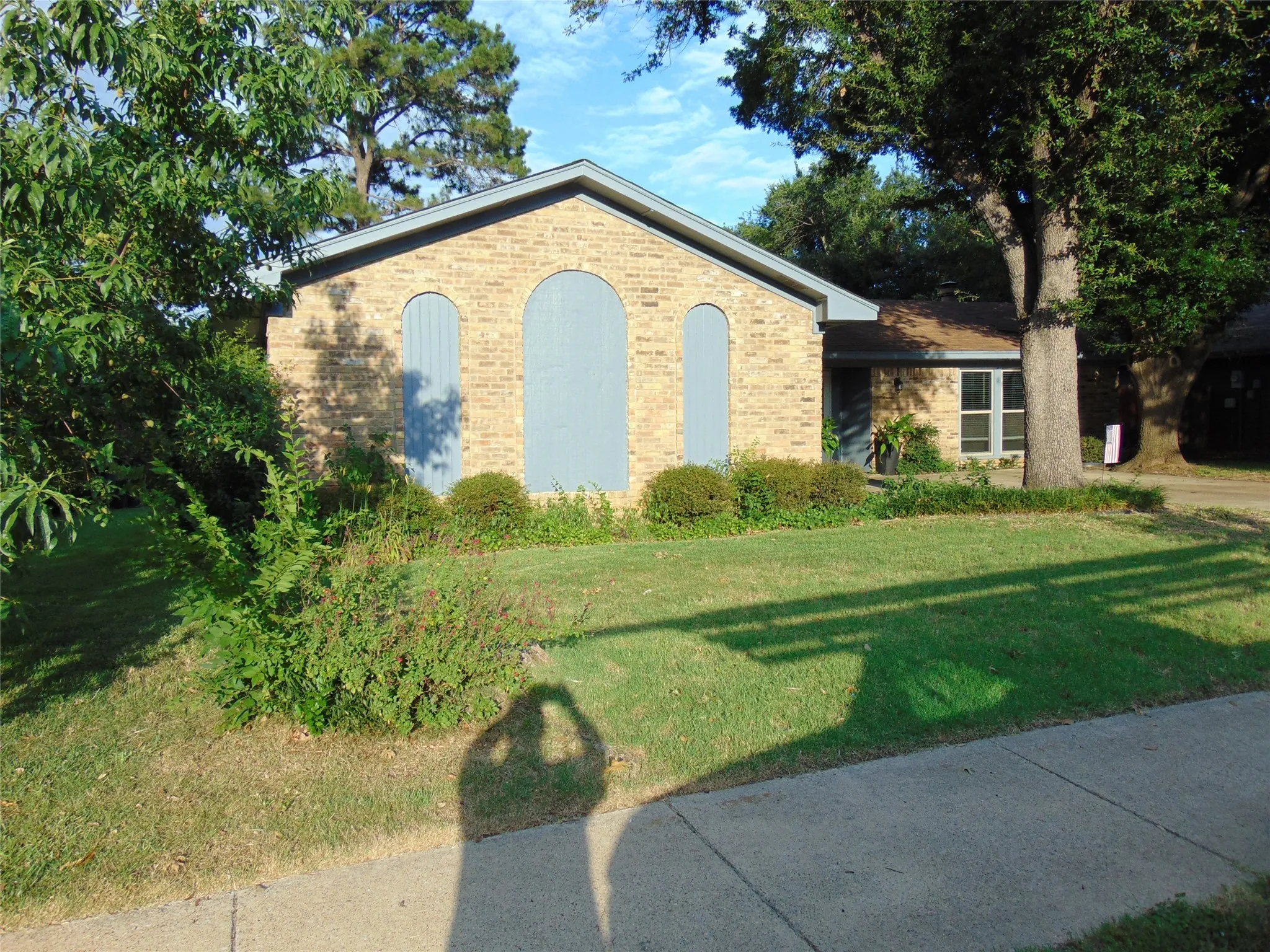 Single Family Residence For Sale in Denton County , 5420 Kings Manor Drive, Lake Dallas, Texas 75065, 3 Bedroom, 2 Bathroom, 2 Garage spaces, 1,435 Sqft, built in 1976, mls#21292566, Real Estate Agent in Lake Dallas, Homes For Sale in Denton county, Homes For Sale in Lake Dallas, Realtor in Lake Dallas Texas, Real Estate Brokerage Independent Realty Texas, Luminita Cordes Realtor