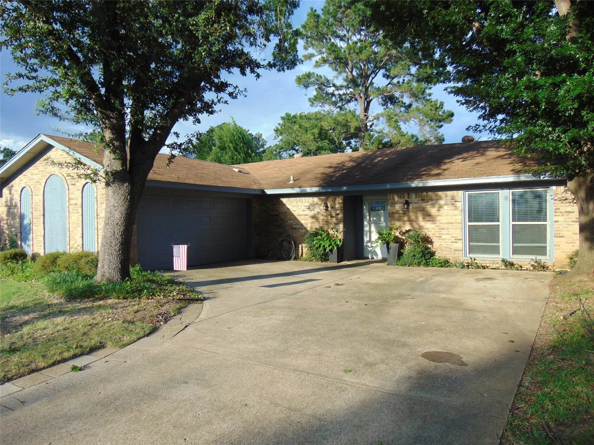 Single Family Residence For Sale in Denton County , 5420 Kings Manor Drive, Lake Dallas, Texas 75065, 3 Bedroom, 2 Bathroom, 2 Garage spaces, 1,435 Sqft, built in 1976, mls#21292566, Real Estate Agent in Lake Dallas, Homes For Sale in Denton county, Homes For Sale in Lake Dallas, Realtor in Lake Dallas Texas, Real Estate Brokerage Independent Realty Texas, Luminita Cordes Realtor