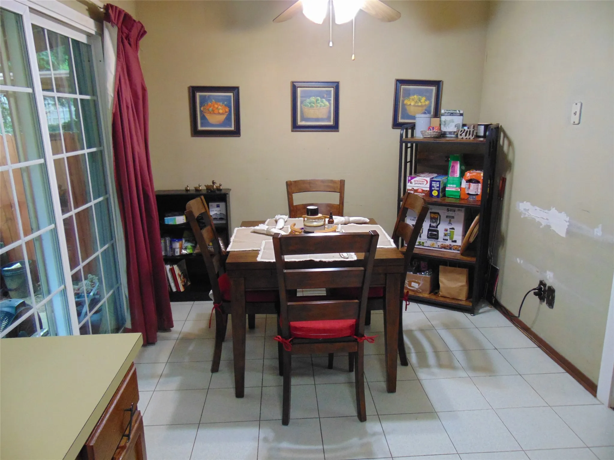 Single Family Residence For Sale in Denton County , 5420 Kings Manor Drive, Lake Dallas, Texas 75065, 3 Bedroom, 2 Bathroom, 2 Garage spaces, 1,435 Sqft, built in 1976, mls#21292566, Real Estate Agent in Lake Dallas, Homes For Sale in Denton county, Homes For Sale in Lake Dallas, Realtor in Lake Dallas Texas, Real Estate Brokerage Independent Realty Texas, Luminita Cordes Realtor
