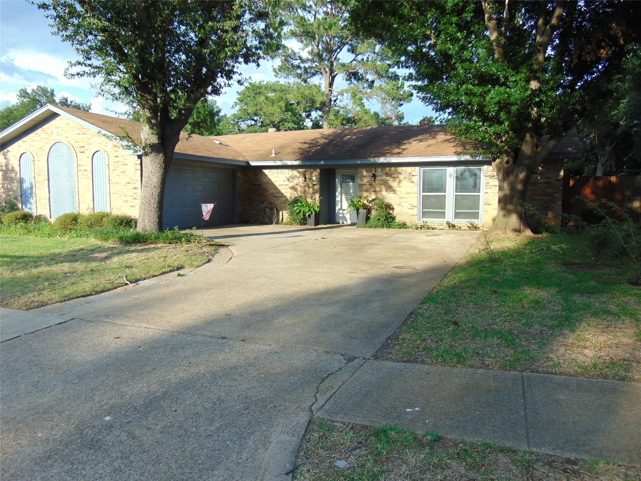 Single Family Residence For Sale in Denton County , 5420 Kings Manor Drive, Lake Dallas, Texas 75065, 3 Bedroom, 2 Bathroom, 2 Garage spaces, 1,435 Sqft, built in 1976, mls#21292566, Real Estate Agent in Lake Dallas, Homes For Sale in Denton county, Homes For Sale in Lake Dallas, Realtor in Lake Dallas Texas, Real Estate Brokerage Independent Realty Texas, Luminita Cordes Realtor