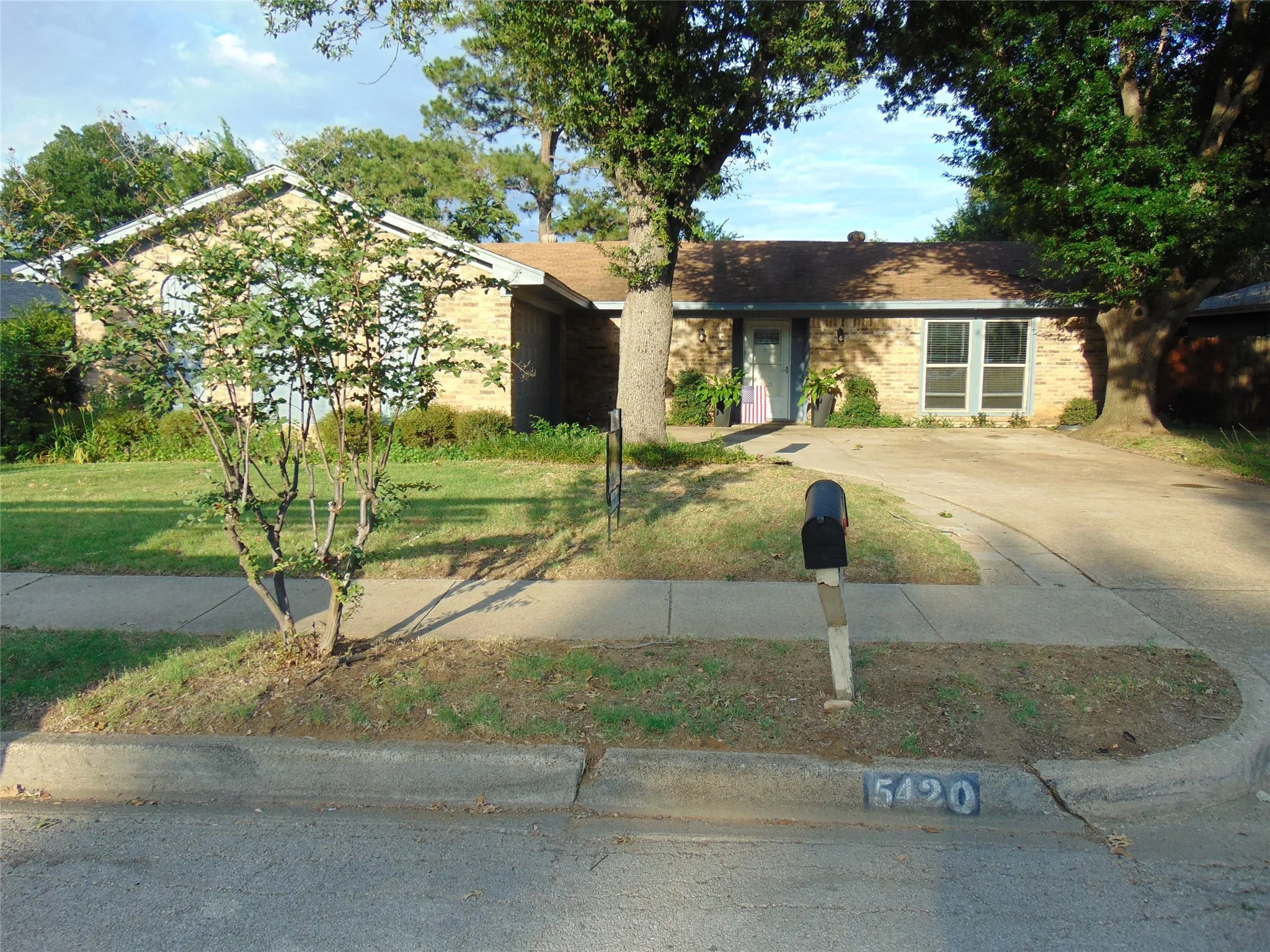Single Family Residence For Sale in Denton County , 5420 Kings Manor Drive, Lake Dallas, Texas 75065, 3 Bedroom, 2 Bathroom, 2 Garage spaces, 1,435 Sqft, built in 1976, mls#21292566, Real Estate Agent in Lake Dallas, Homes For Sale in Denton county, Homes For Sale in Lake Dallas, Realtor in Lake Dallas Texas, Real Estate Brokerage Independent Realty Texas, Luminita Cordes Realtor