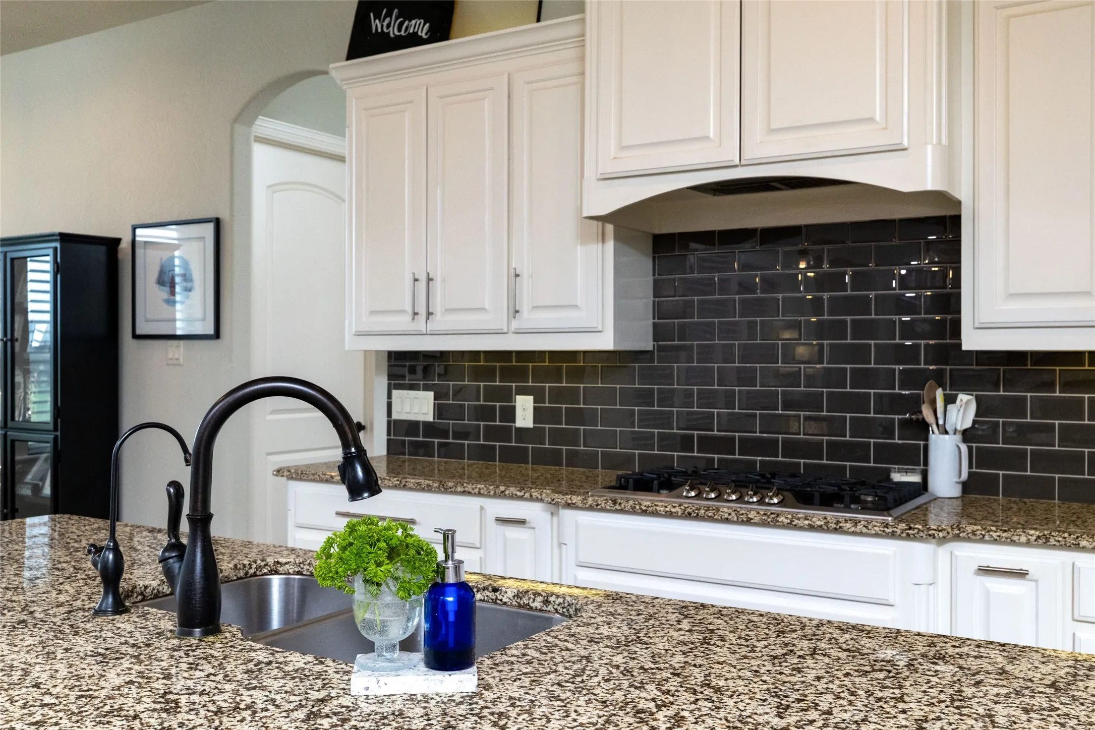 Single Family Residence For Sale in Denton County , 13350 Escalara Lane, Justin, Texas 76247, 3 Bedroom, 3 Bathroom, 3 Garage spaces, 2,992 Sqft, built in 2016, mls#21292386, Real Estate Agent in Justin, Homes For Sale in Denton county, Homes For Sale in Justin, Realtor in Justin Texas, Real Estate Brokerage Independent Realty Texas, Luminita Cordes Realtor