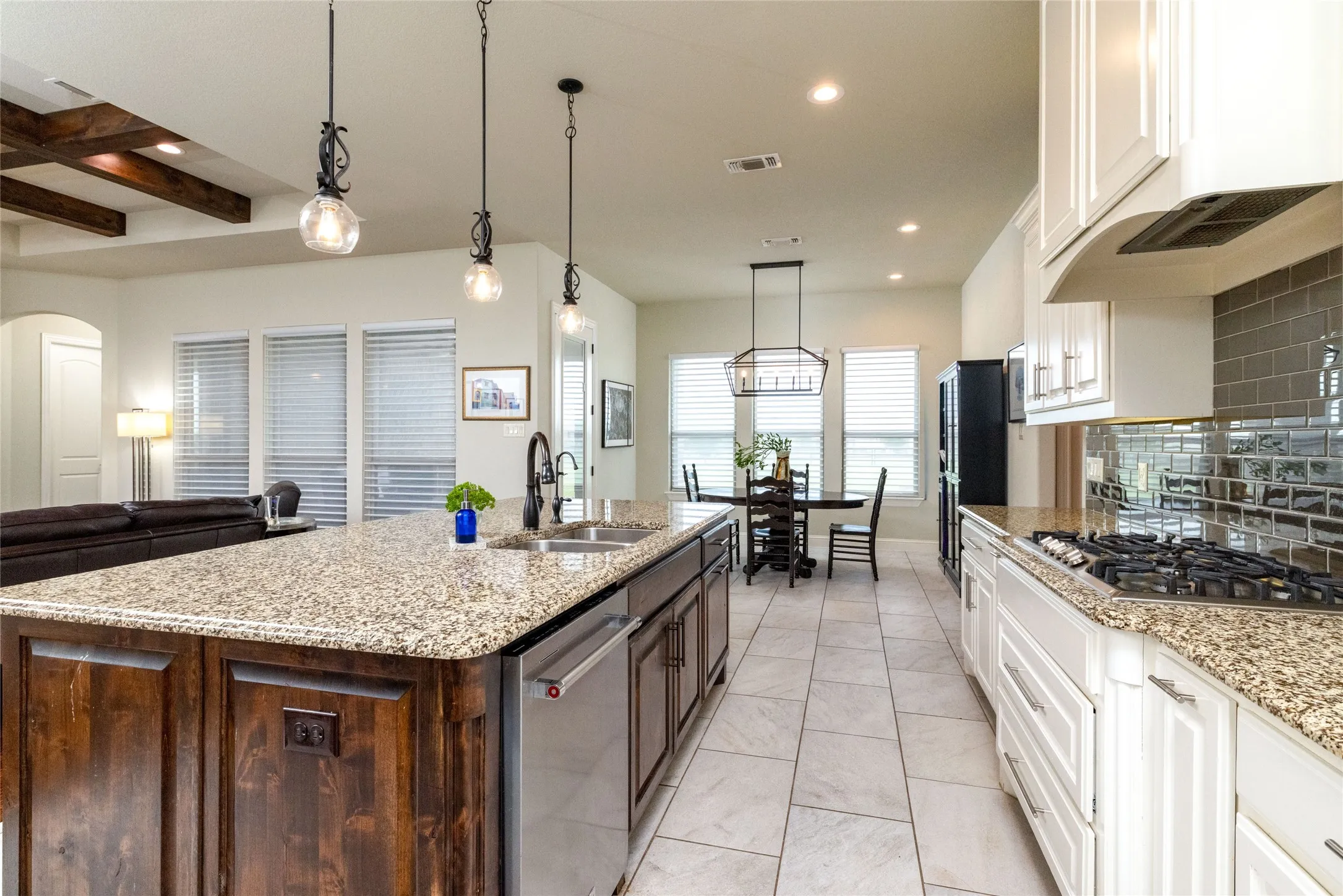 Single Family Residence For Sale in Denton County , 13350 Escalara Lane, Justin, Texas 76247, 3 Bedroom, 3 Bathroom, 3 Garage spaces, 2,992 Sqft, built in 2016, mls#21292386, Real Estate Agent in Justin, Homes For Sale in Denton county, Homes For Sale in Justin, Realtor in Justin Texas, Real Estate Brokerage Independent Realty Texas, Luminita Cordes Realtor